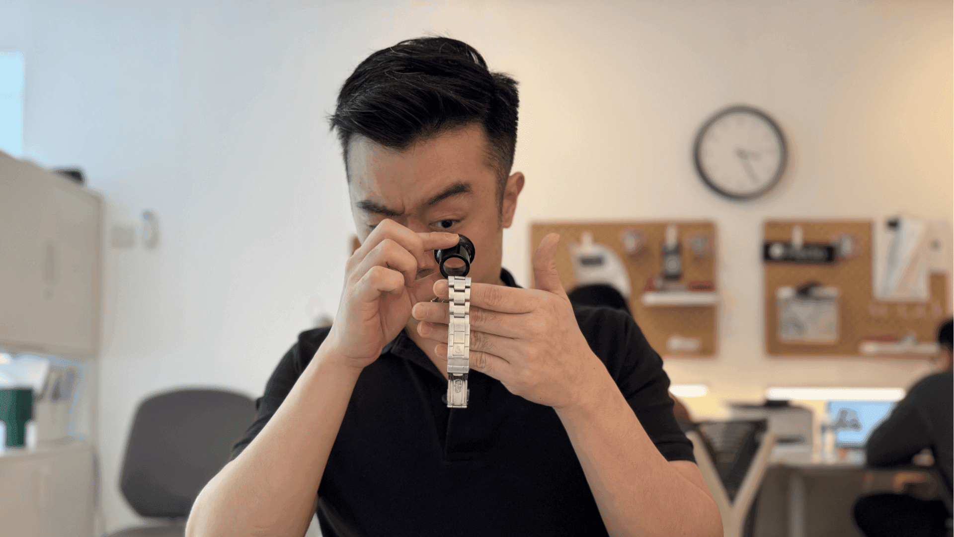 Butuh Uang Cepat: Jual vs Gadai Jam Tangan Mewah, Mana Solusi yang Lebih Cerdas?