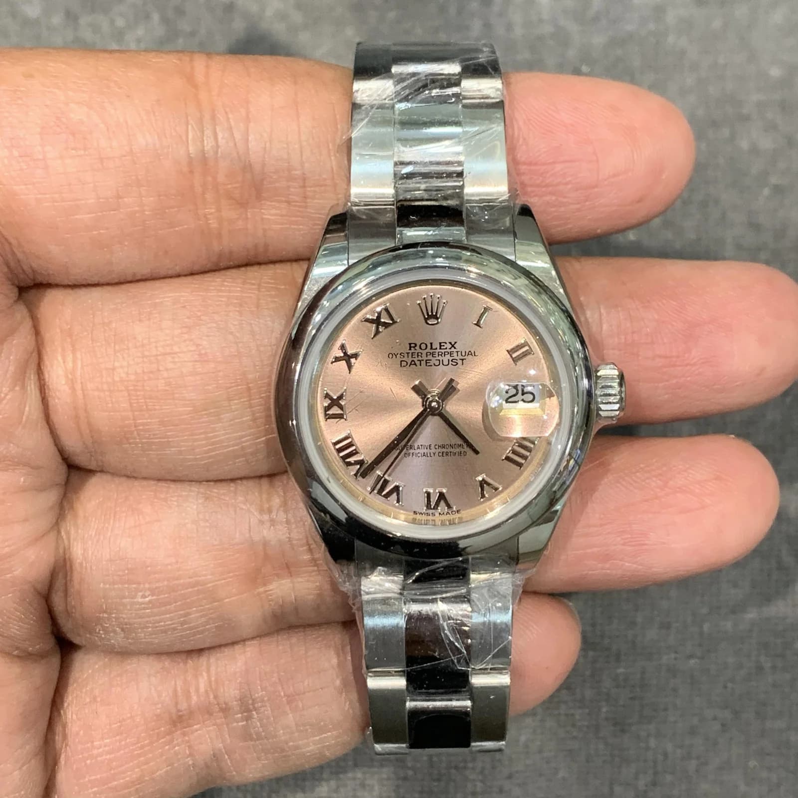 Thumb Lady-Datejust 28 Stainless Steel Domed / Oyster / Pink Roman