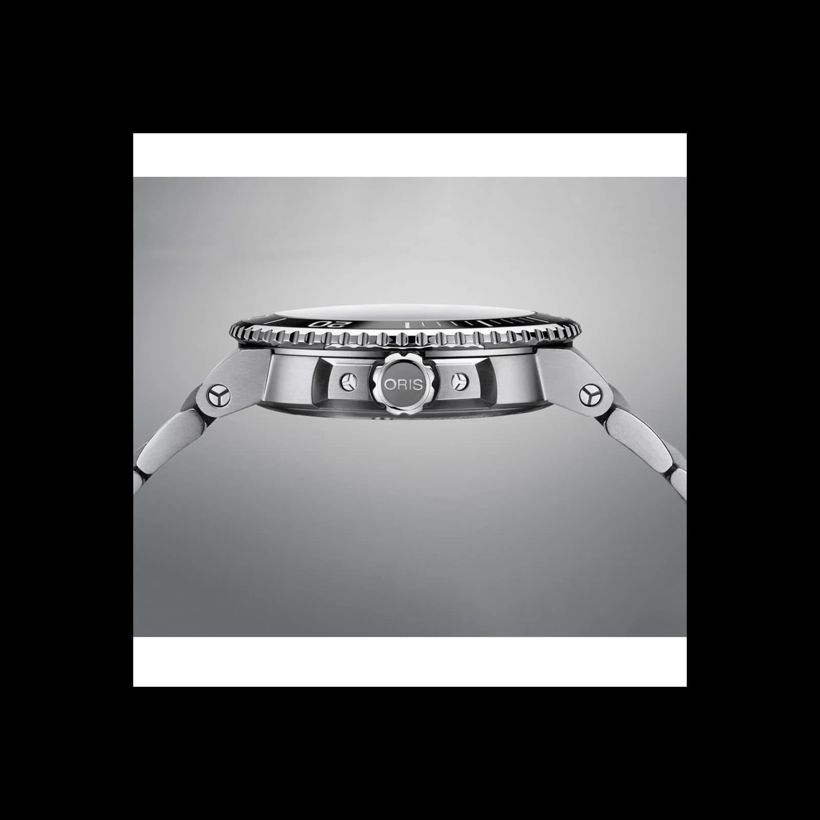Thumb Aquis Date 43.5 Stainless Steel / Black / Bracelet