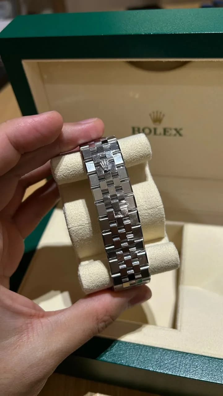 Thumb Land-Dweller 40 Oystersteel - White Gold / White / Flat Jubilee