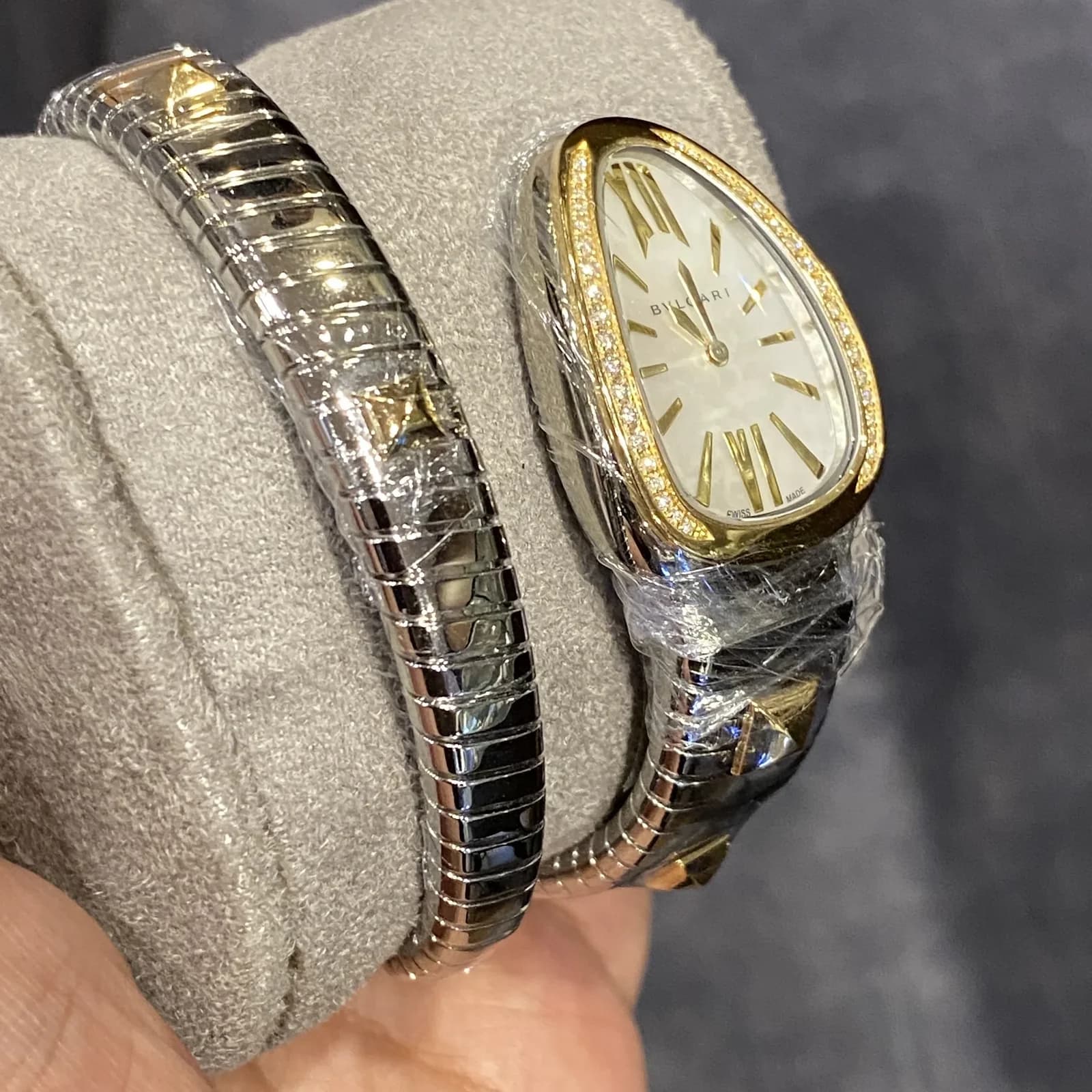 Thumb Serpenti Tubogas Studs Capsule / Mother of Pearl / Limited Edition