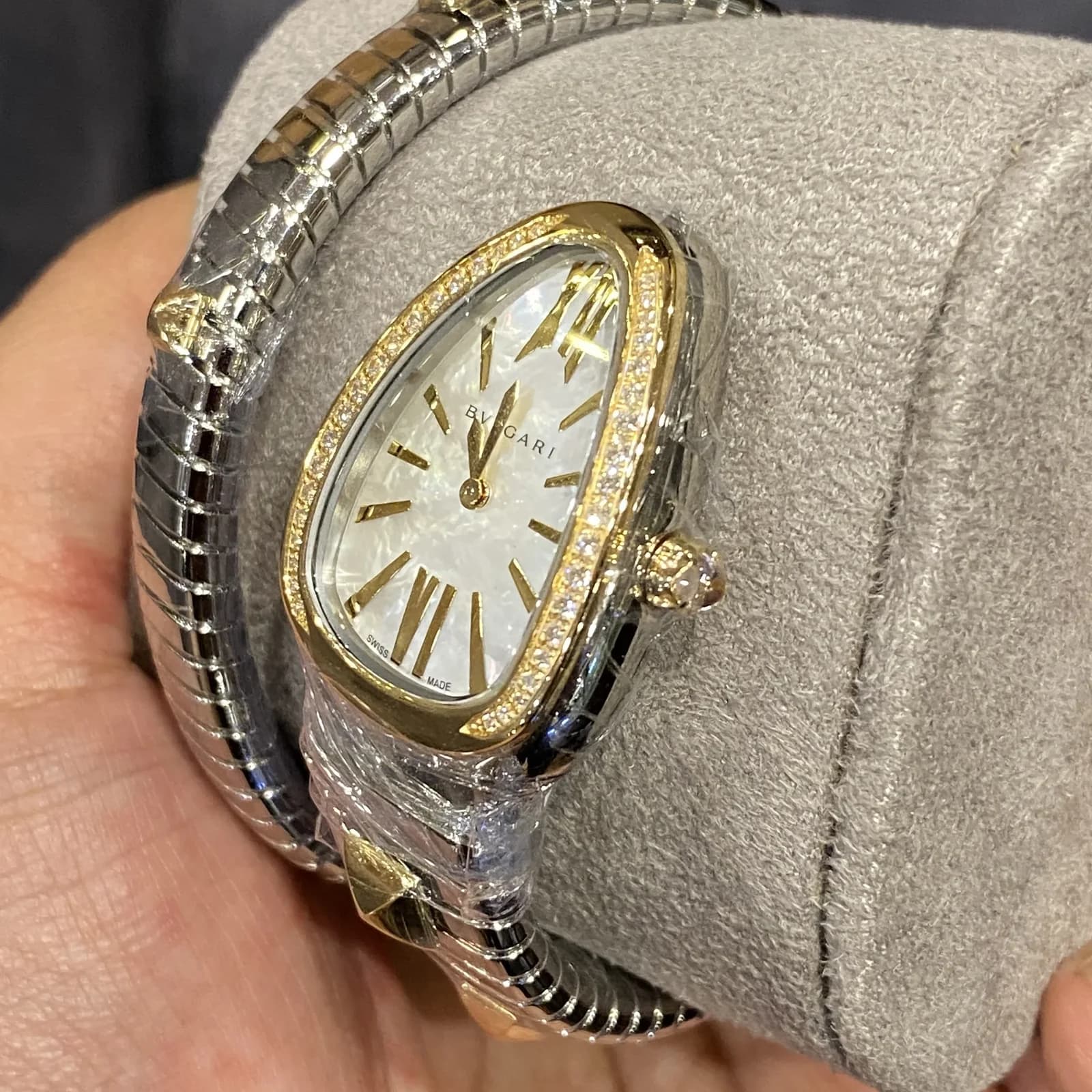 Thumb Serpenti Tubogas Studs Capsule / Mother of Pearl / Limited Edition