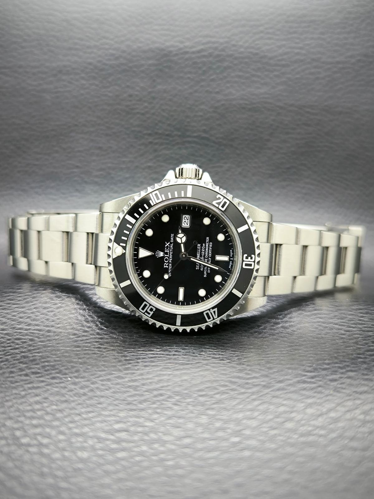 Thumb Sea-Dweller 16600 SuperLuminova