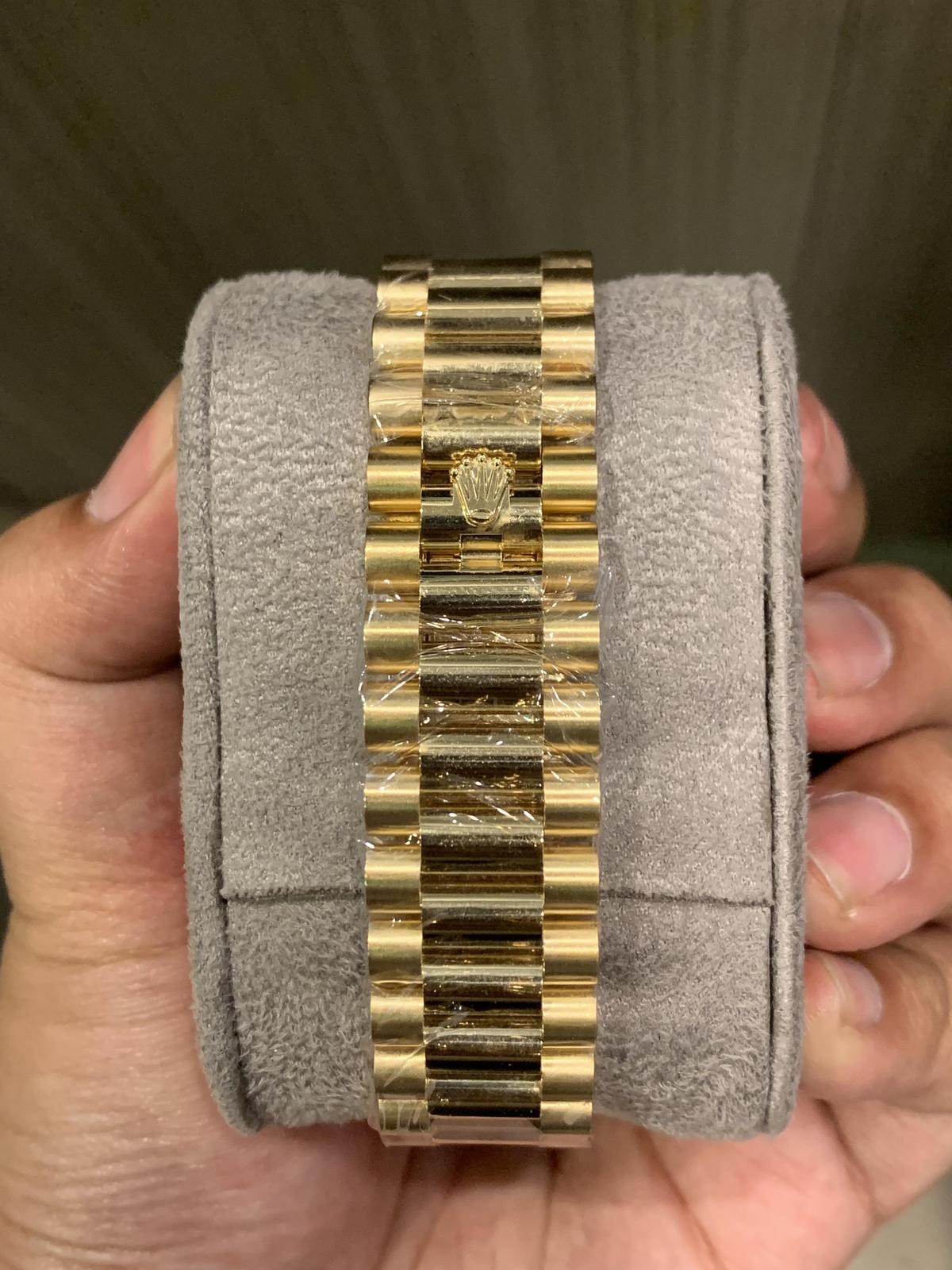 Thumb Day-Date 40 Yellow Gold / Champagne - Roman