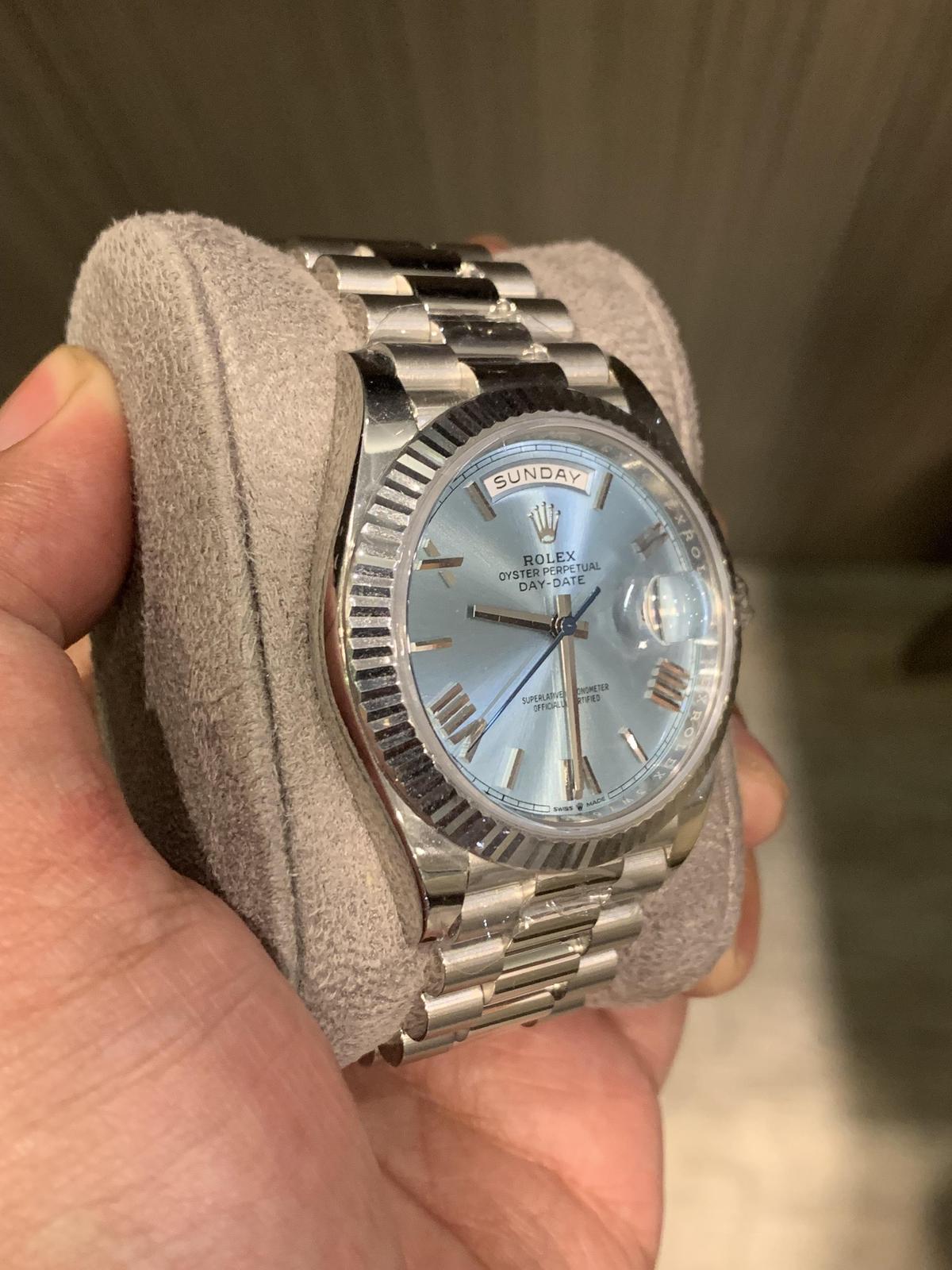 Thumb Day-Date 40 Platinum - Fluted / Ice Blue - Roman