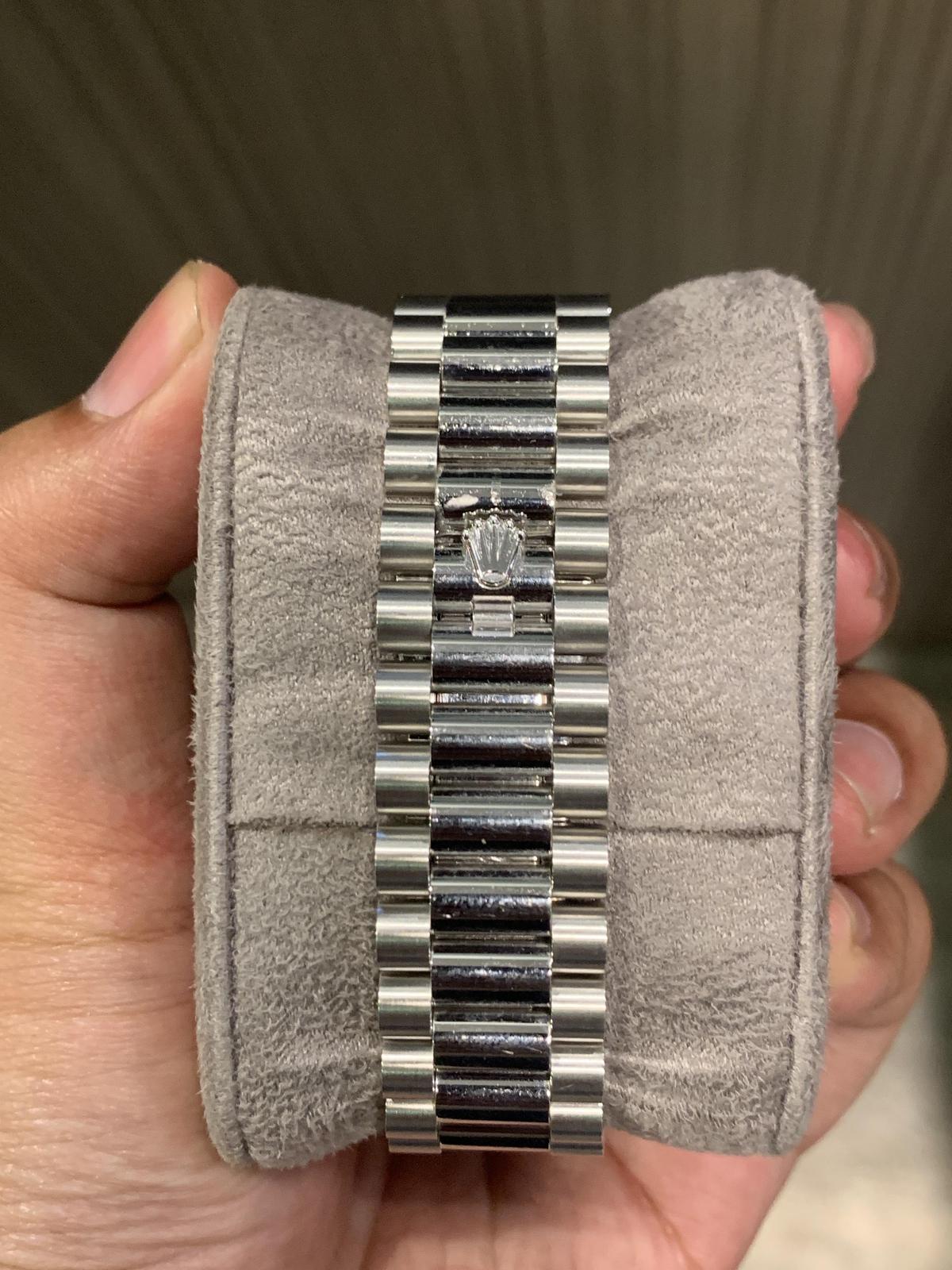 Thumb Day-Date 40 Platinum - Fluted / Ice Blue - Roman
