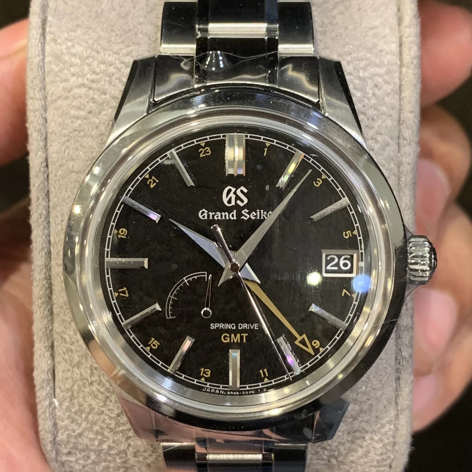 Thumb Spring Drive GMT SBGE271 ‘Kanro’
