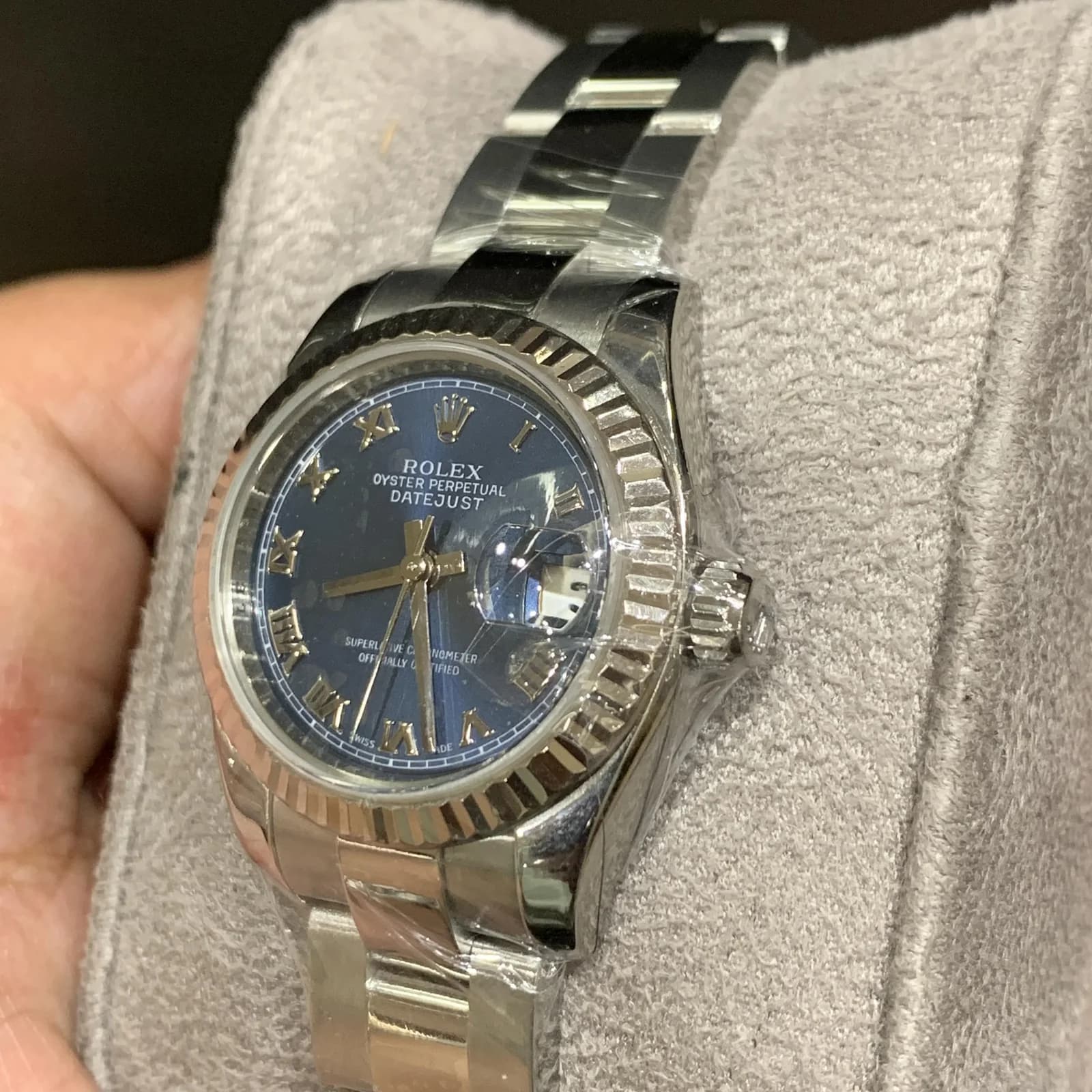 Thumb Lady-Datejust 26 Fluted Blue Roman Oyster