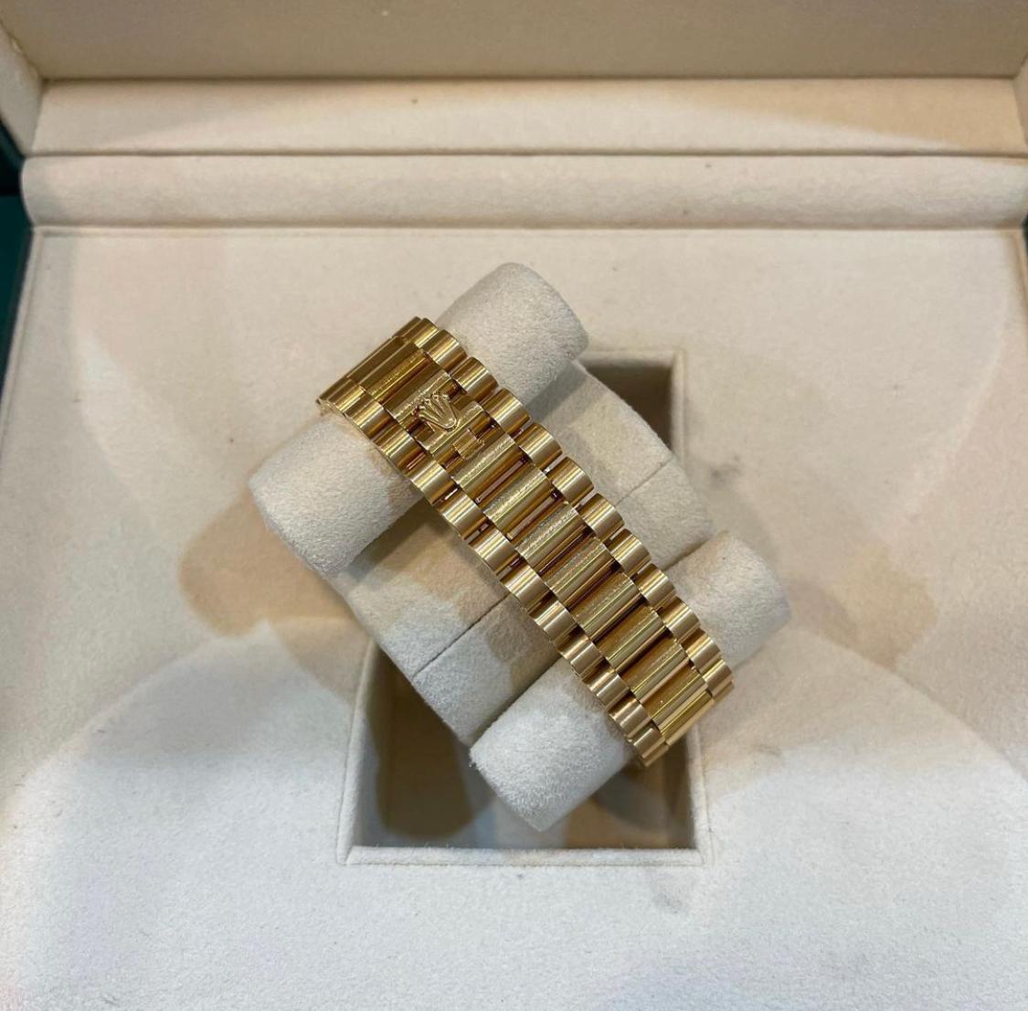 Thumb Day-Date 40 Yellow Gold / White - Roman