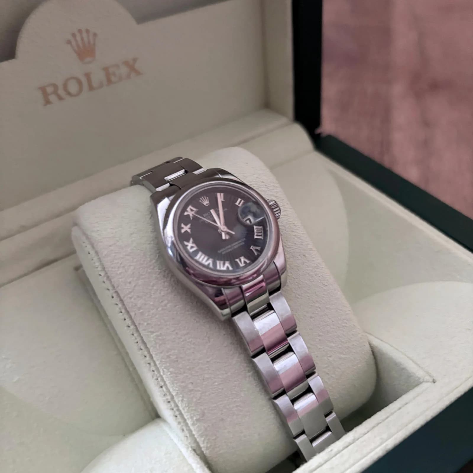 Thumb Lady-Datejust 26 Black Roman Oyster