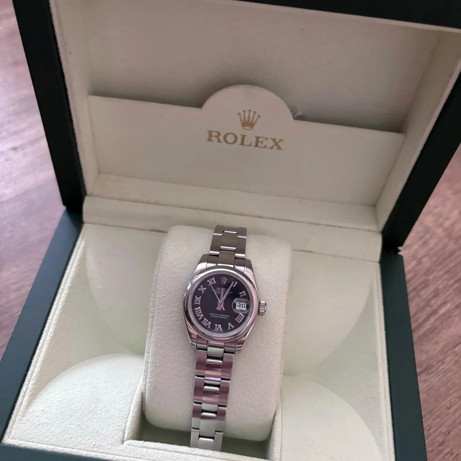 Thumb Lady-Datejust 26 Black Roman Oyster