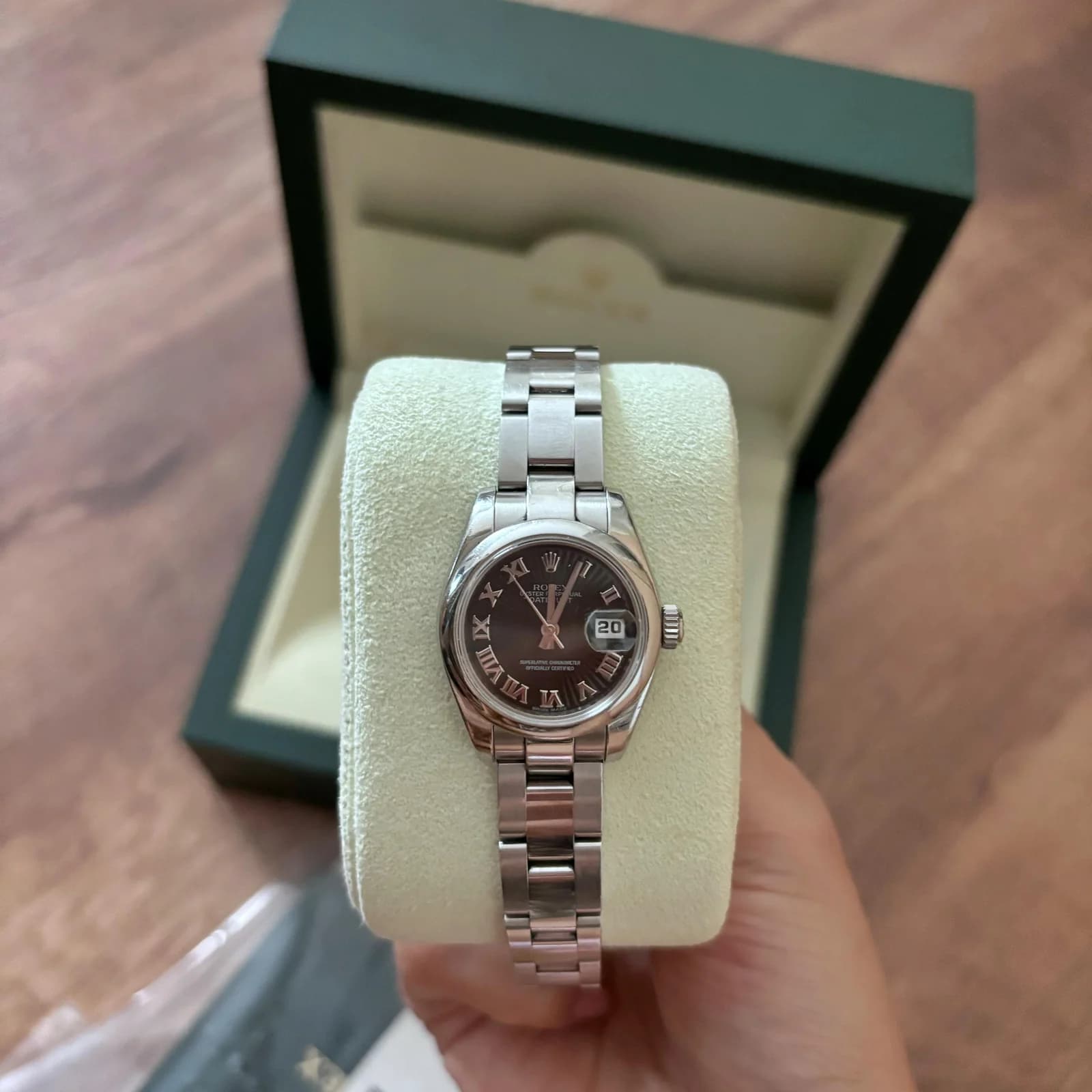 Thumb Lady-Datejust 26 Black Roman Oyster