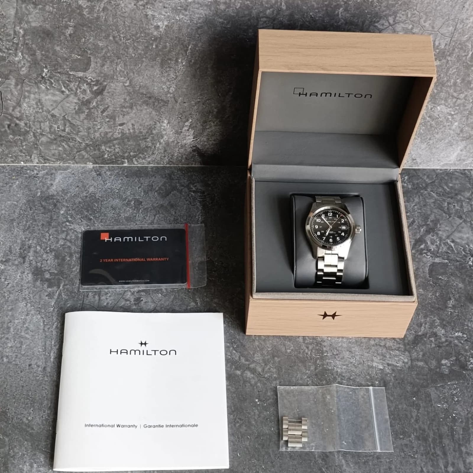 Thumb Khaki Field Automatic 38 Stainless Steel / Black / Bracelet