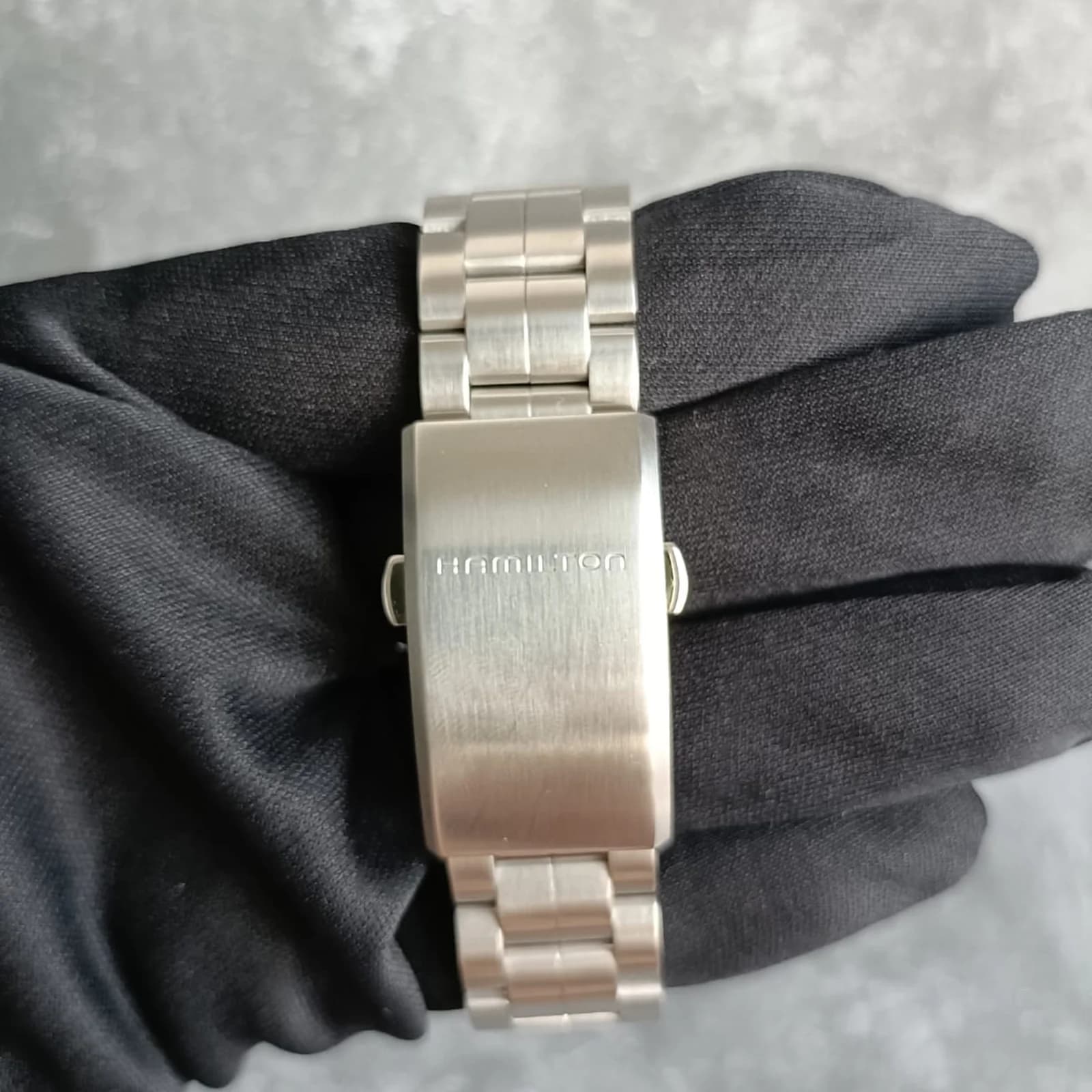 Thumb Khaki Field Automatic 38 Stainless Steel / Black / Bracelet
