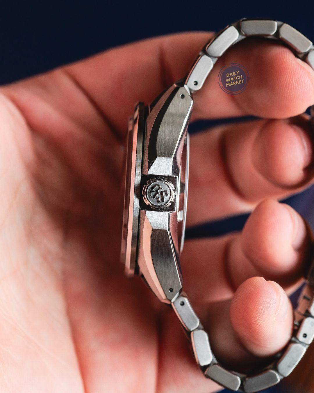 Thumb Spring Drive GMT Evolution 9 