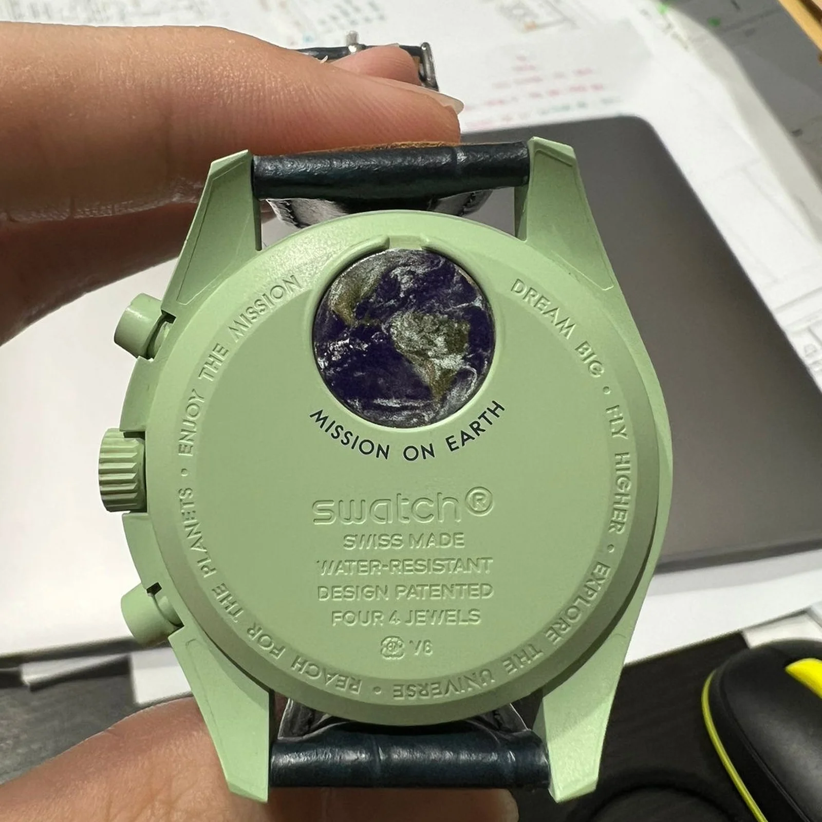 Thumb MoonSwatch Mission on Earth