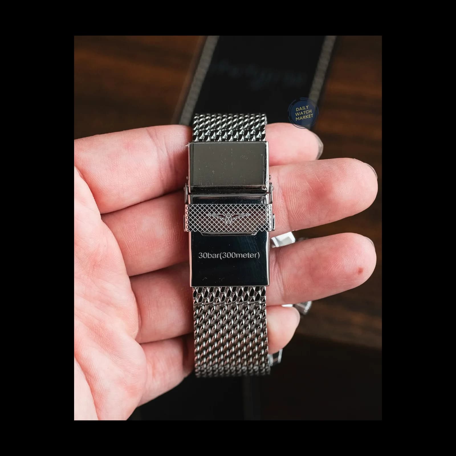 Thumb Legend Diver Date Stainless Steel / Black / Milanese