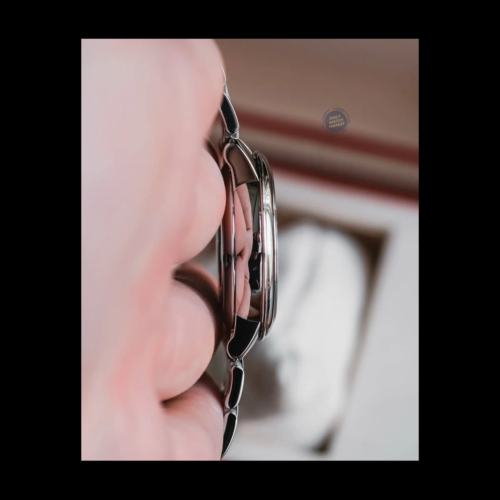 Thumb De Ville Prestige Co-Axial 32.7 Stainless Steel / Vintage Silk Silver / Bracelet