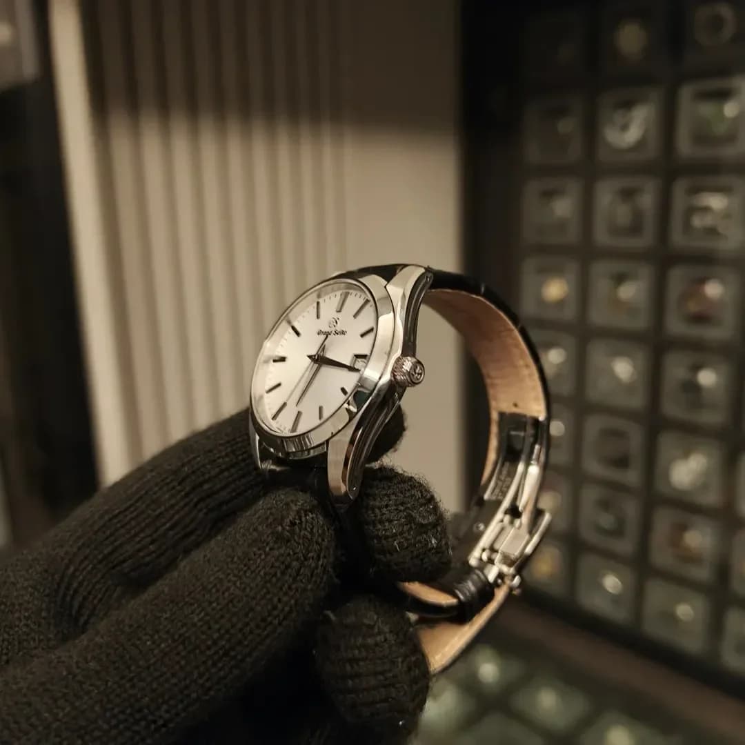Thumb Quartz Date Stainless Steel / Silver / Leather