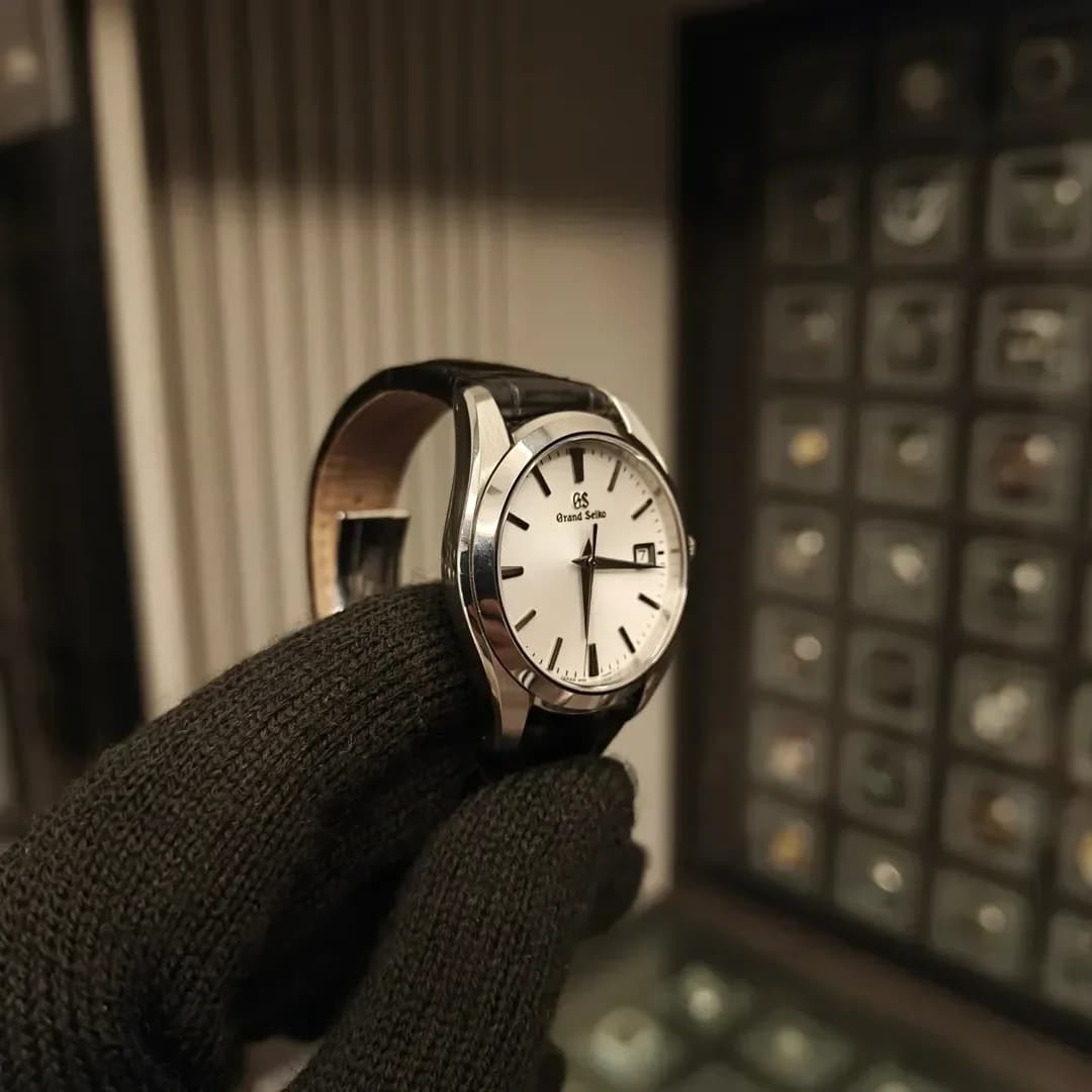 Thumb Quartz Date Stainless Steel / Silver / Leather