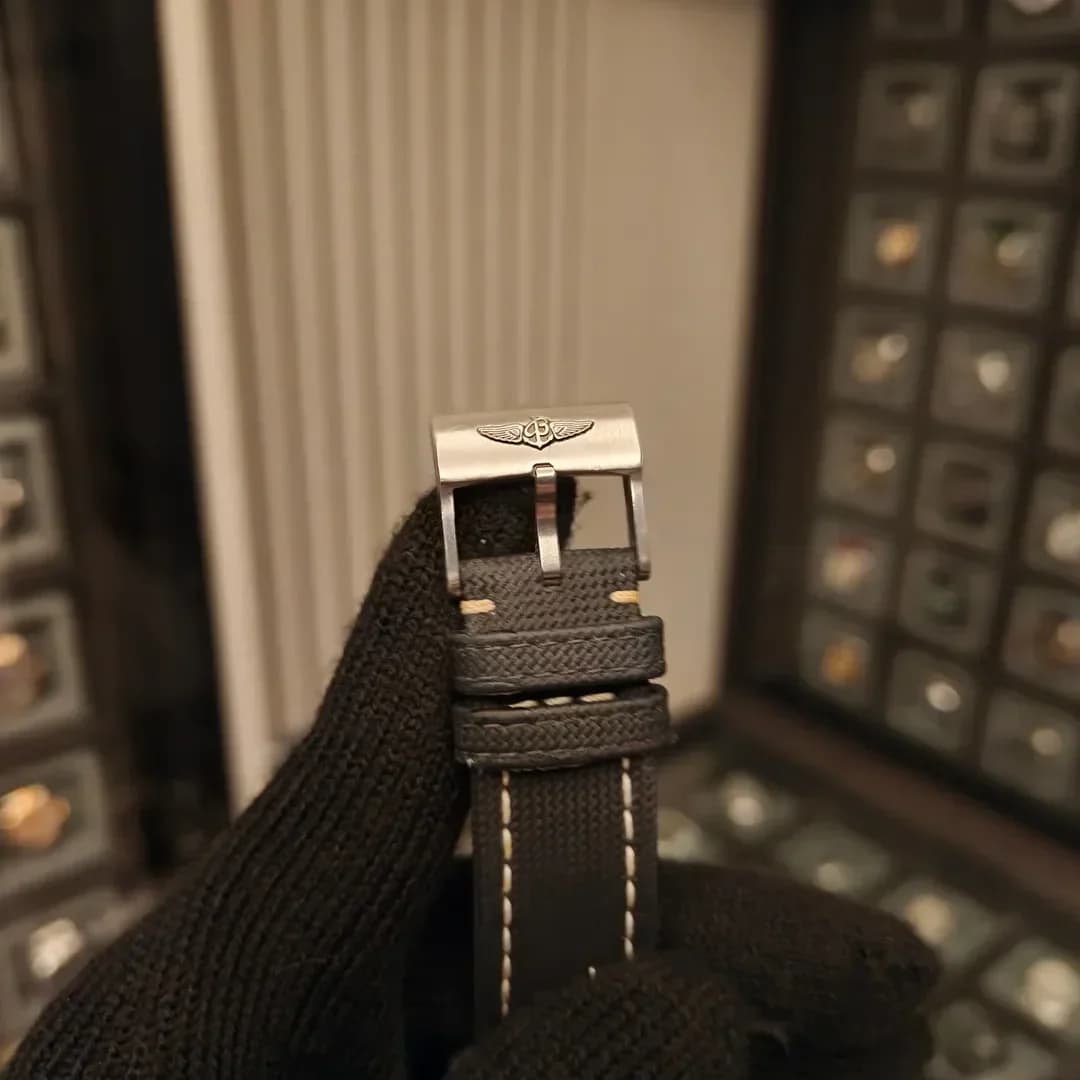 Thumb Avenger Automatic 43 Stainless Steel / Black / Military / Pin