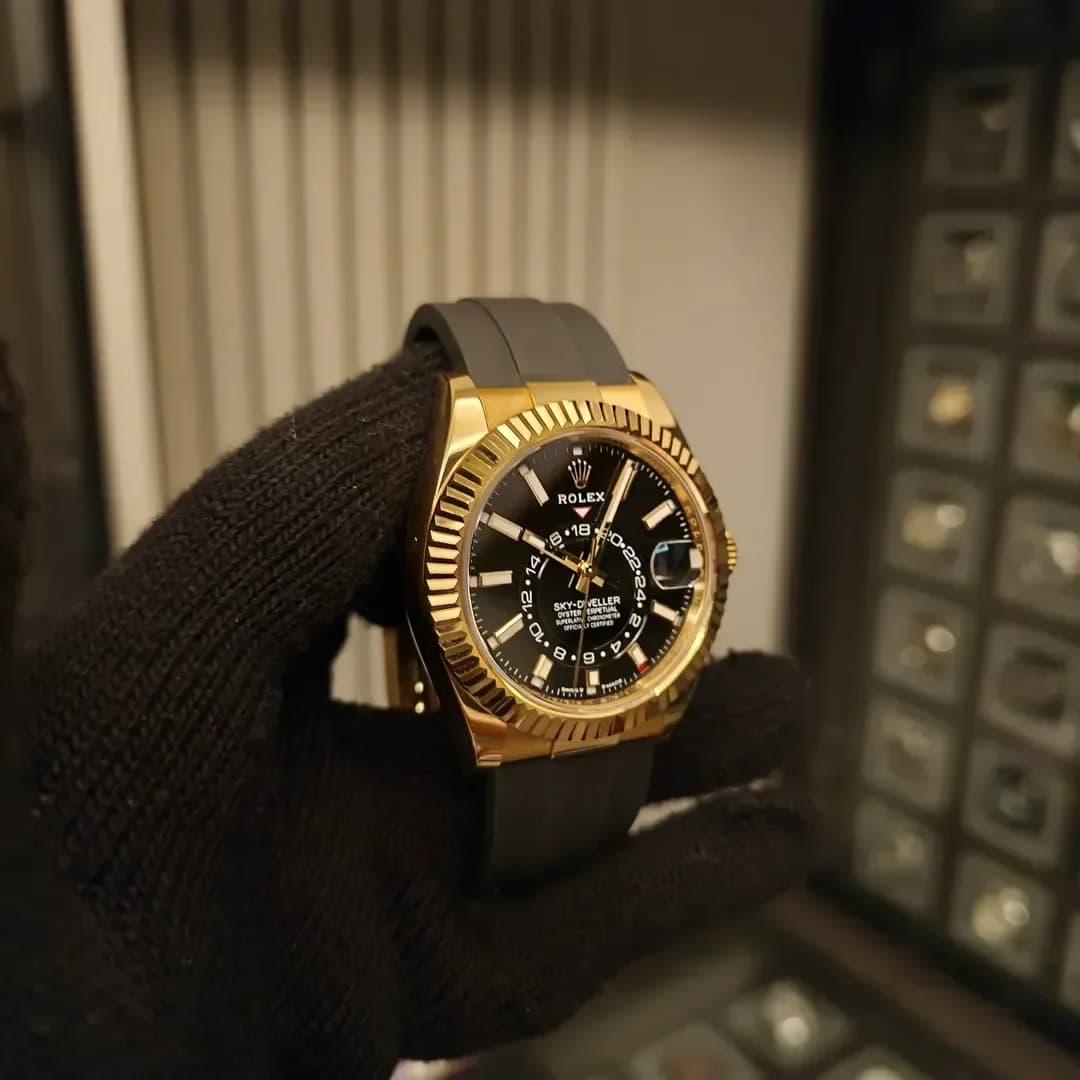 Thumb Sky-Dweller Yellow Gold / Black / OysterFlex