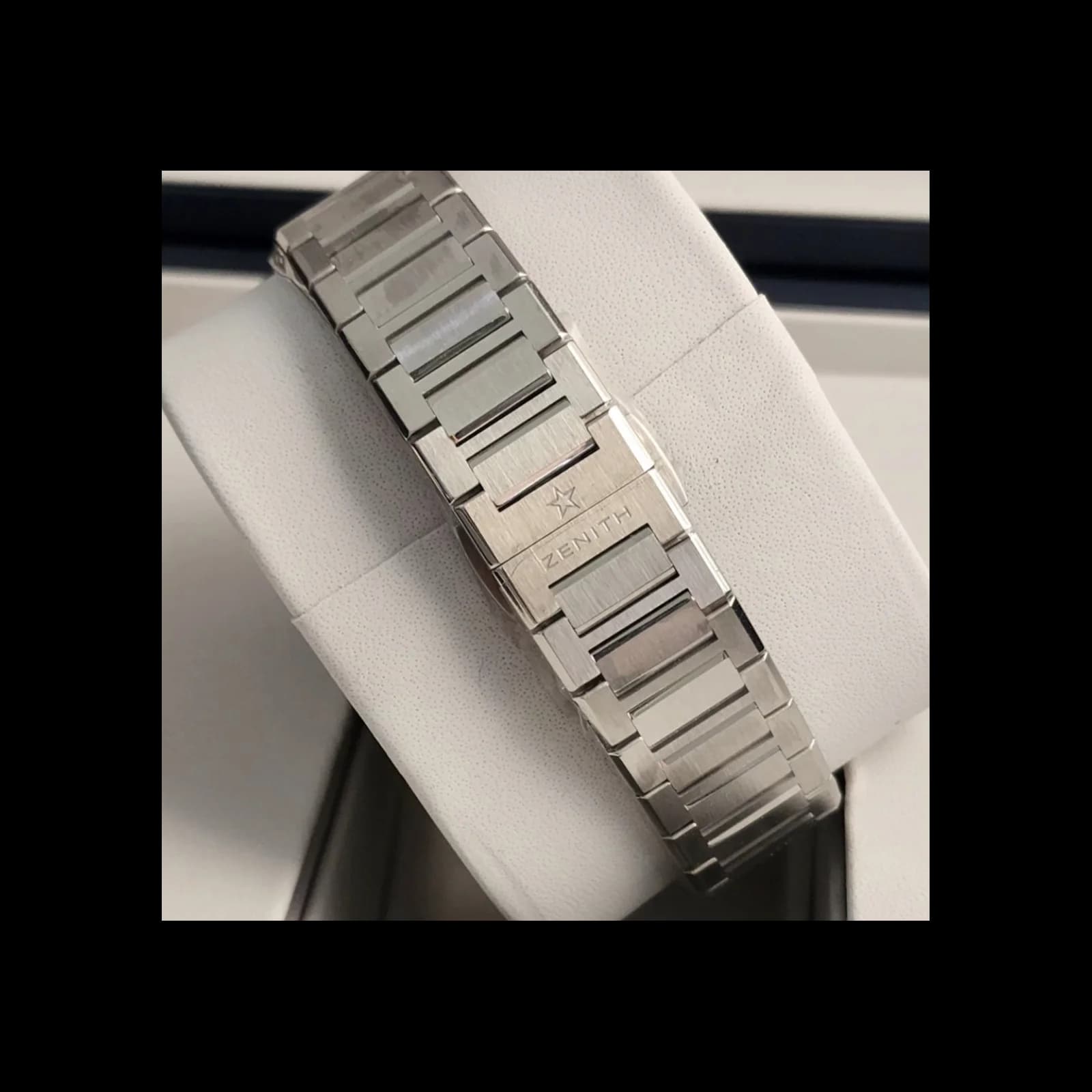 Thumb Defy Skyline Stainless Steel / Silver