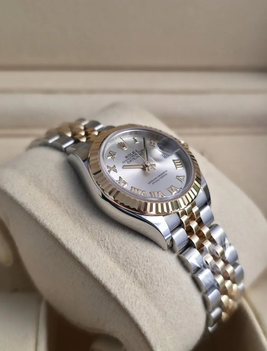 Thumb Lady-Datejust 28 Rolesor Yellow Fluted / Jubilee / Silver Roman