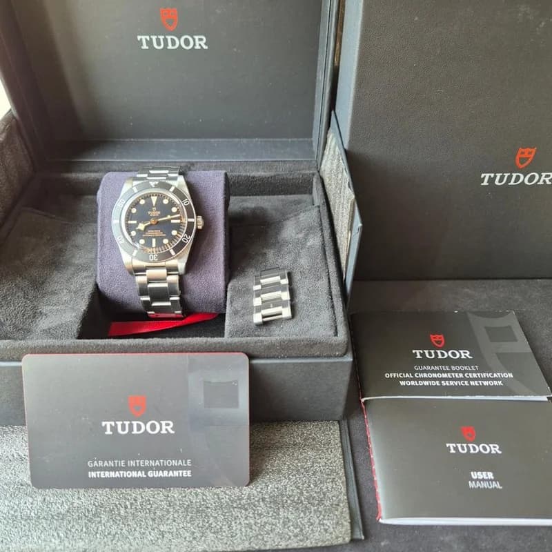 Thumb Black Bay Fifty-Four Stainless Steel / Black / Bracelet