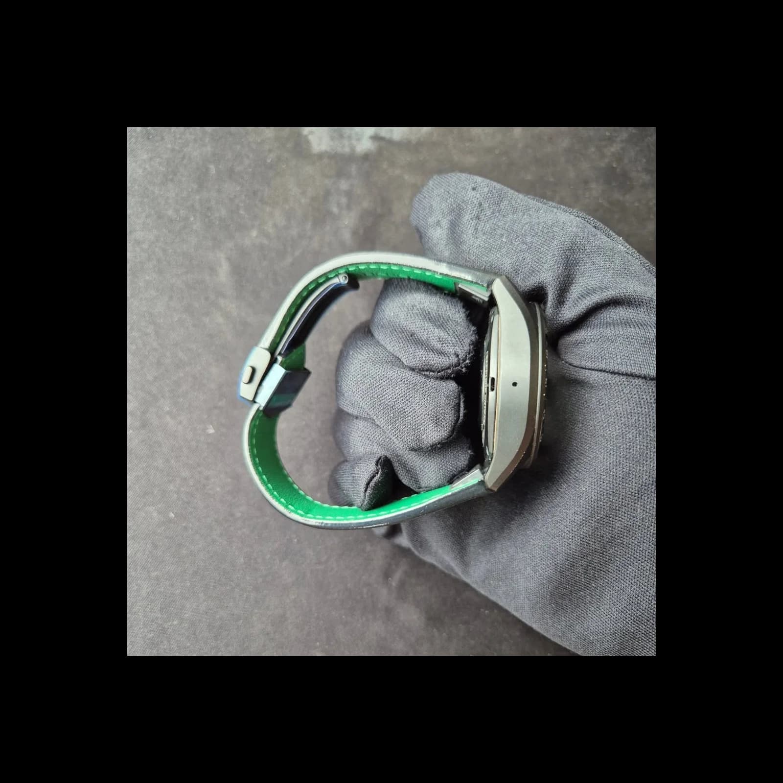 Thumb Connected Calibre E4 Golf Edition
