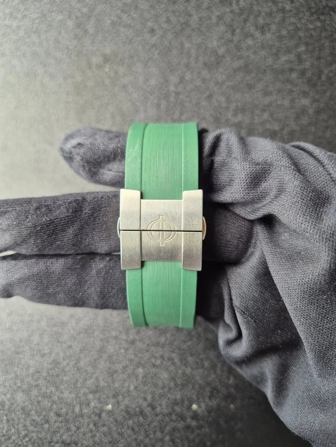 Thumb Riviera 42 Stainless Steel / Green / Rubber
