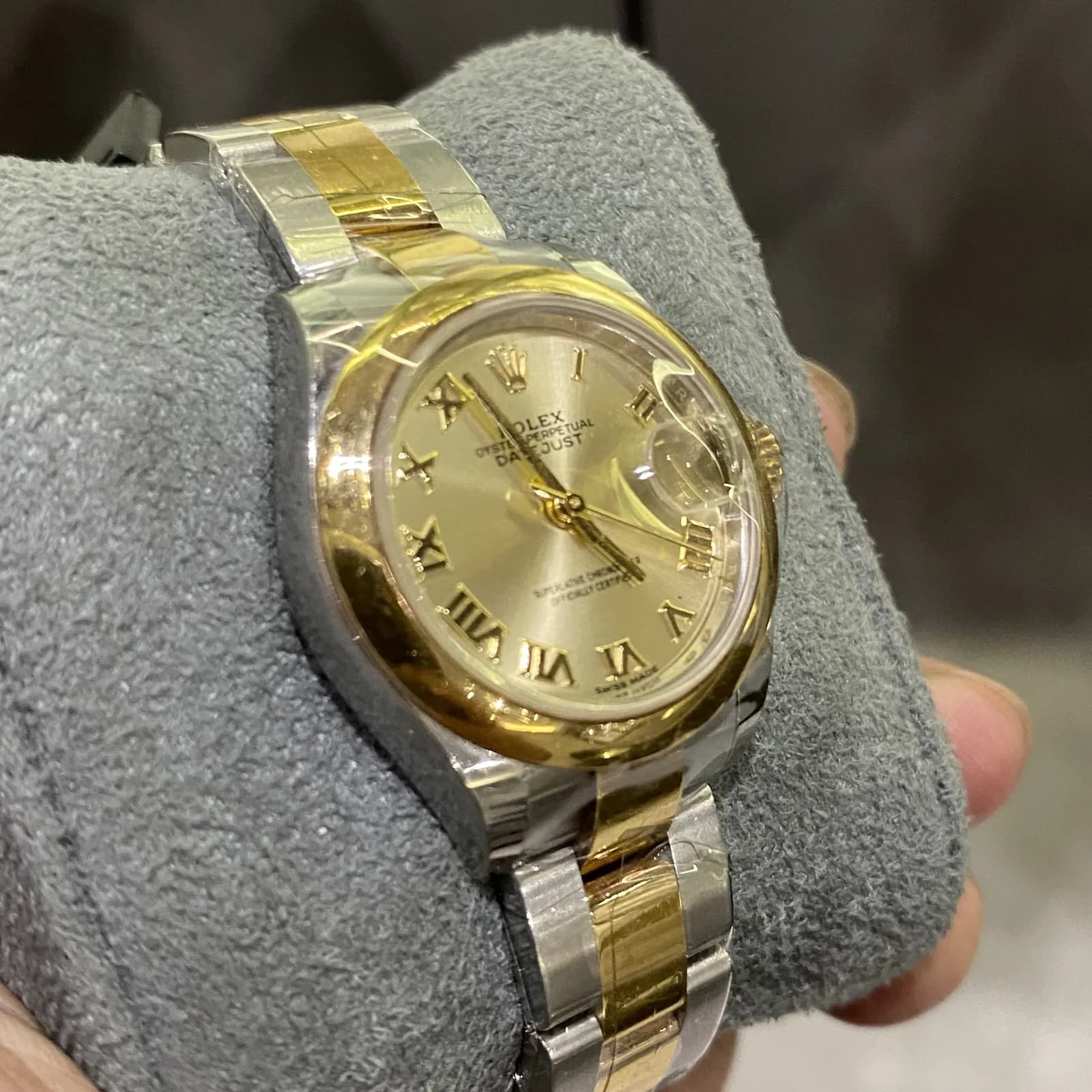 Thumb Lady-Datejust 28 Rolesor Yellow Domed / Oyster / Champagne Roman