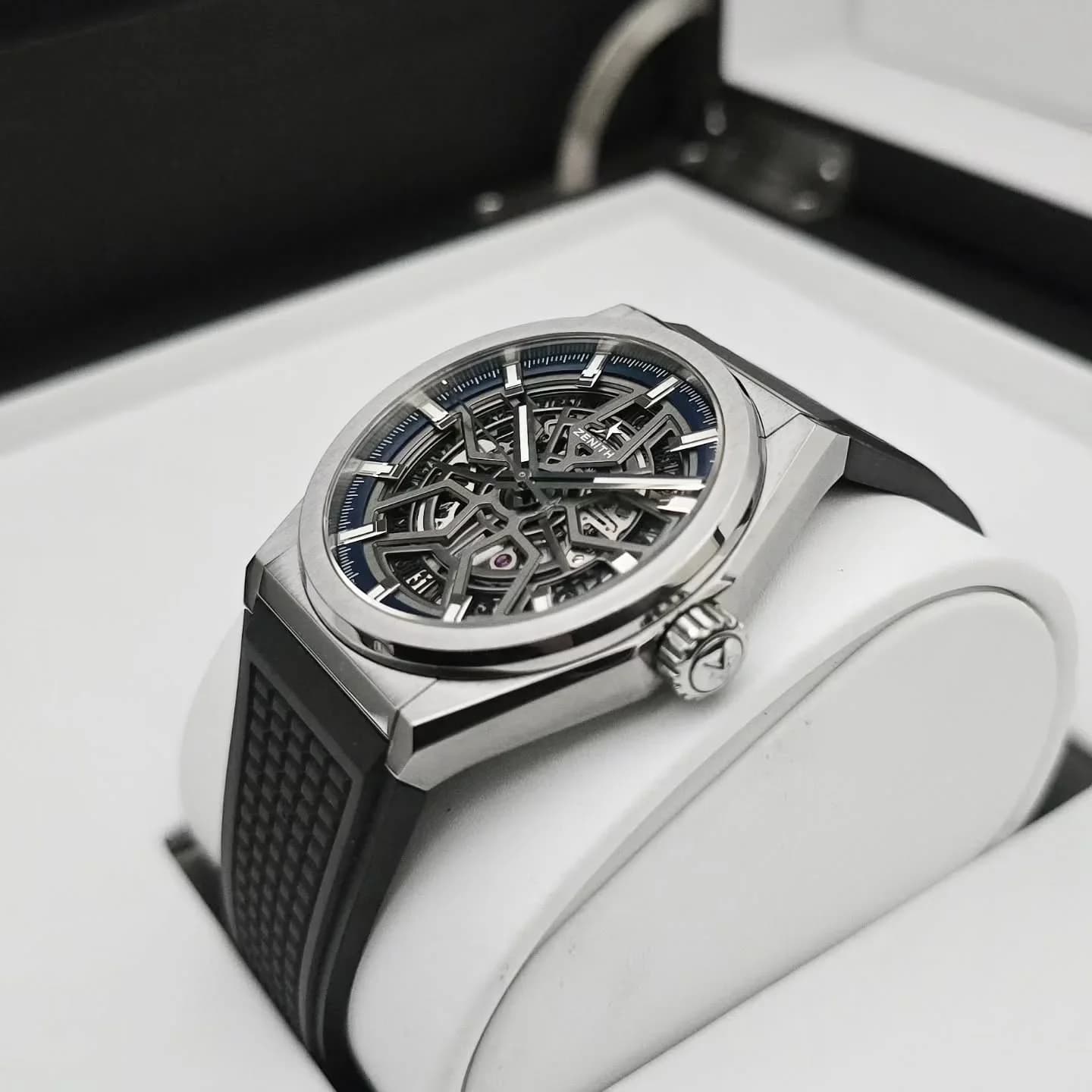 Thumb Defy Classic Titanium / Skeleton / Rubber