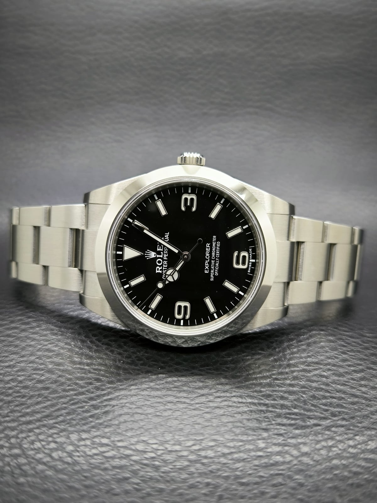 Explorer 39 / Stainless steel / Black