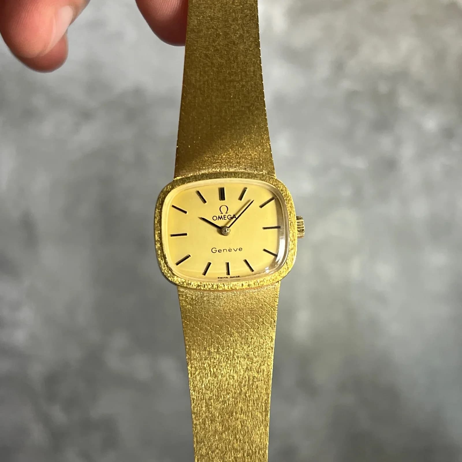 Thumb Vintage 1970s Omega Genève Oval Gold-Plated Integrated Bracelet Champagne Dial Ref. LX2334