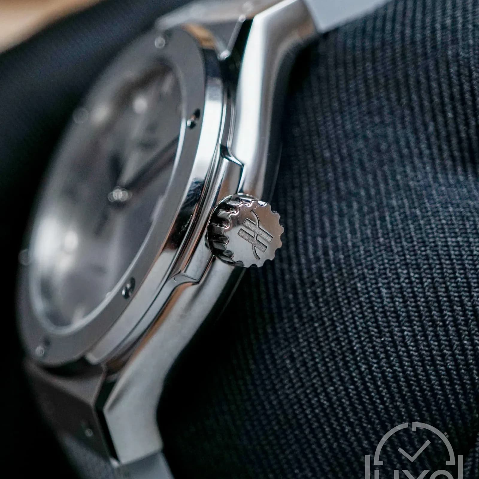 Thumb Classic Fusion Essential Grey Titanium Case