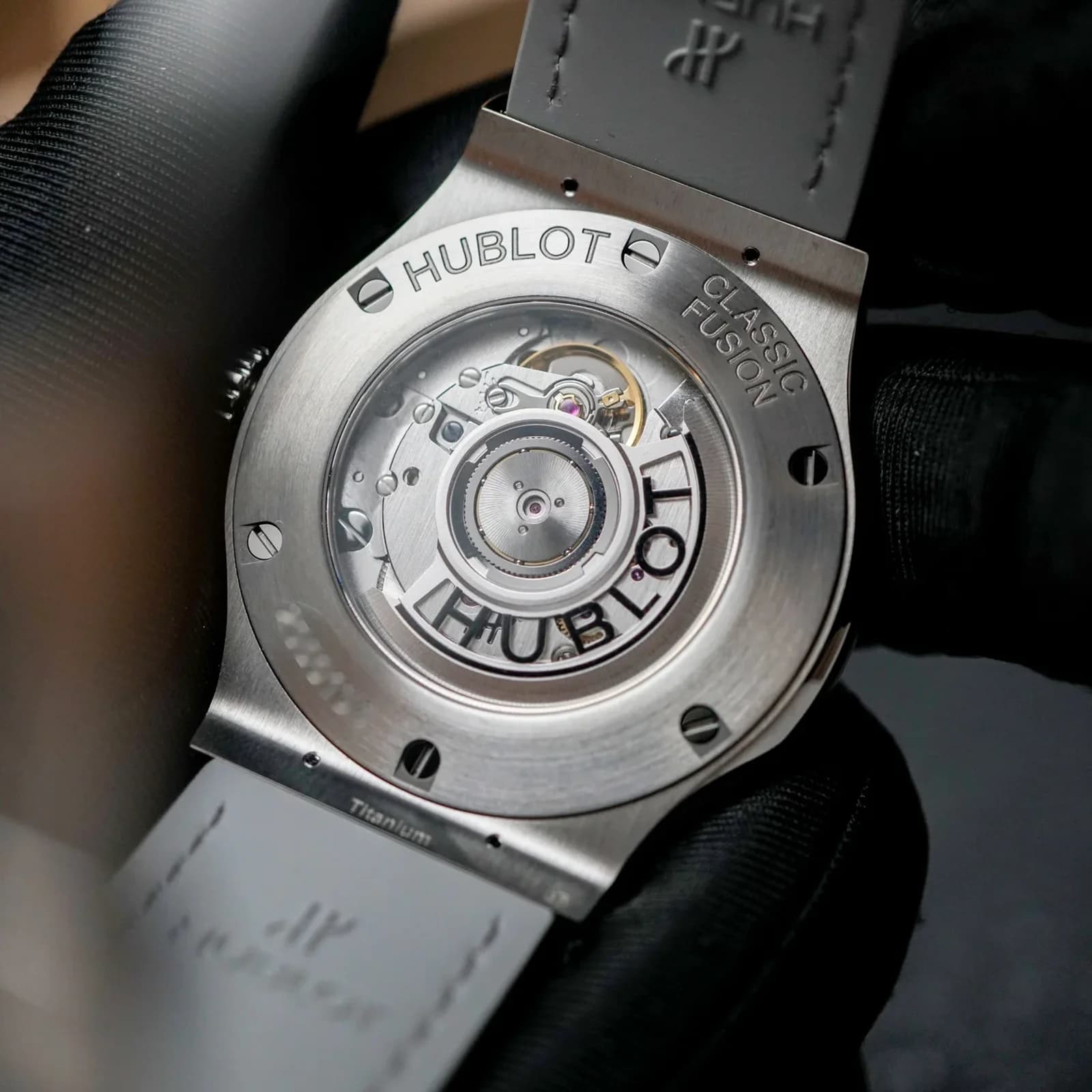 Thumb Classic Fusion Essential Grey Titanium Case
