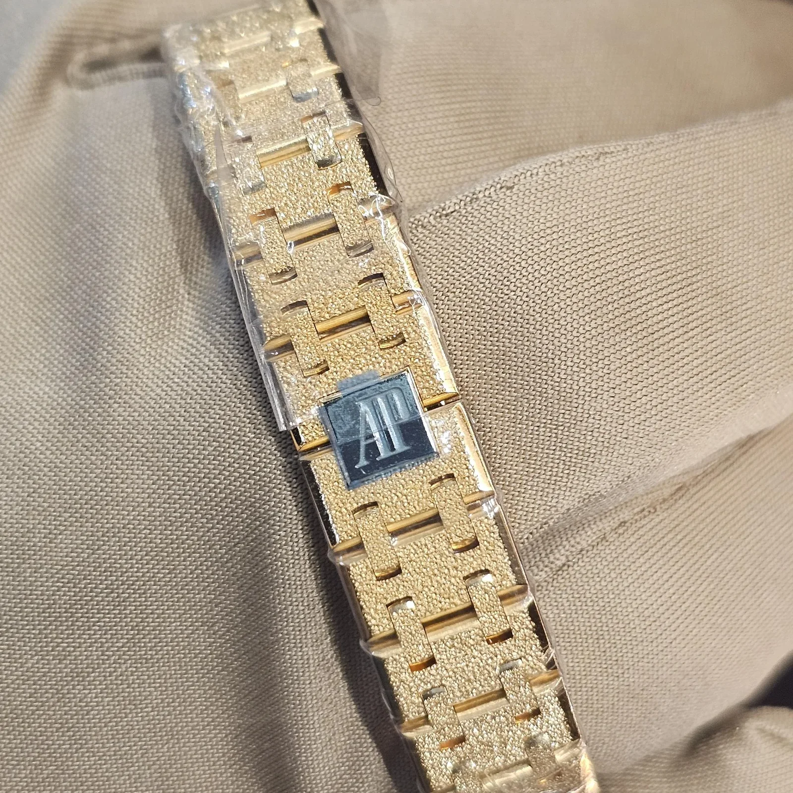 Thumb Royal Oak Mini Quartz Frosted Yellow Gold / Champagne