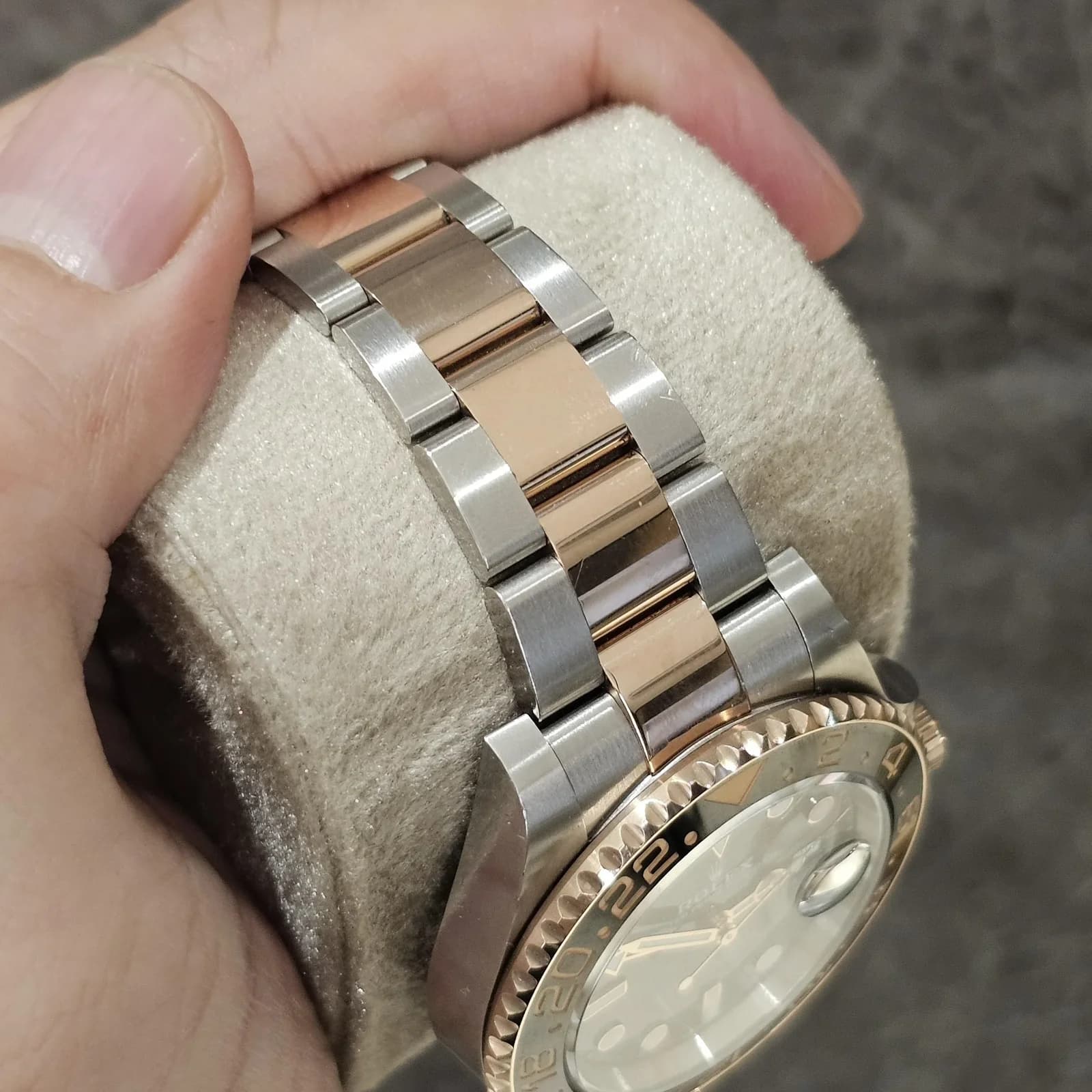 Thumb GMT-Master II Stainless Steel / Everose / CHNR / Oyster