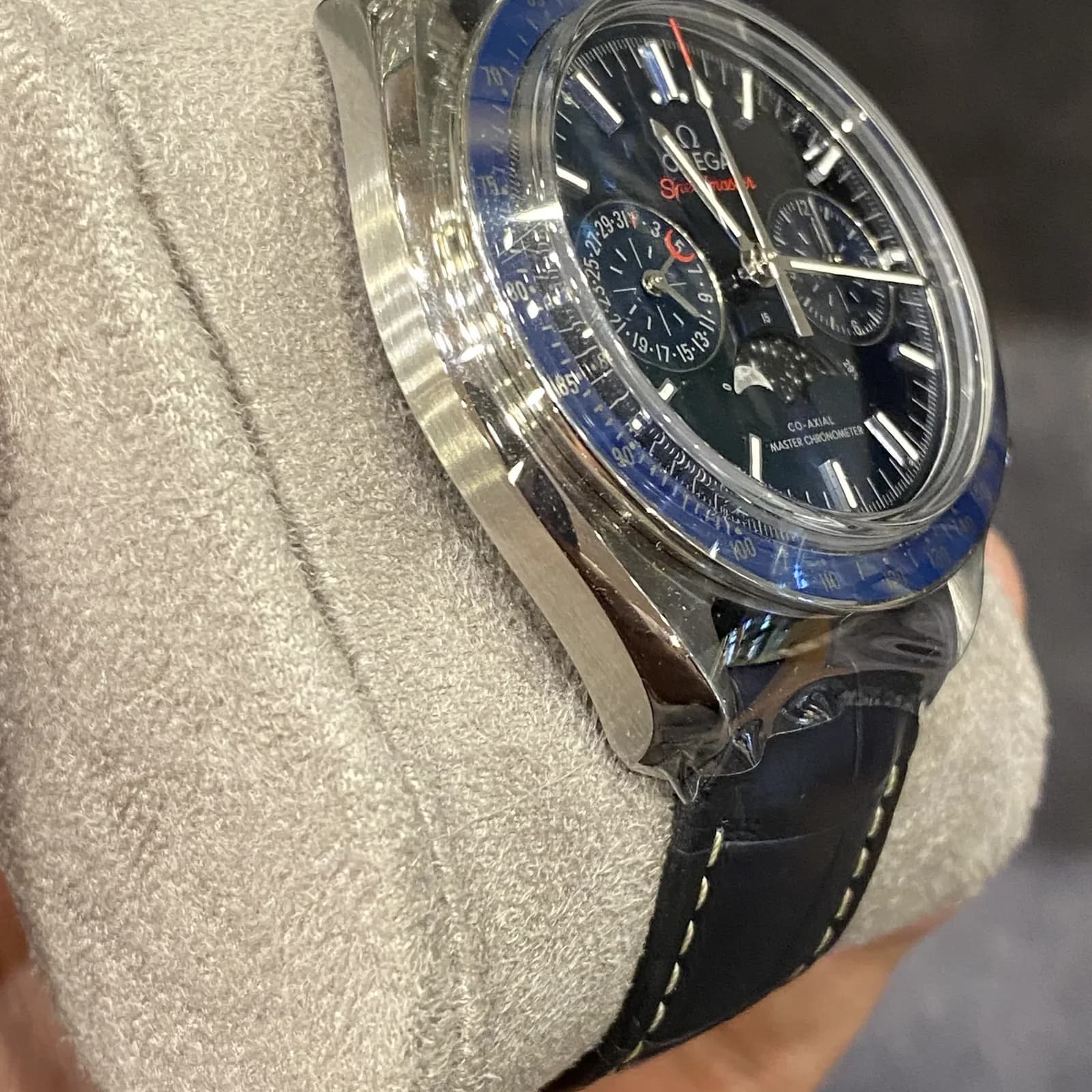 Thumb Speedmaster Moonphase Chronograph Master Chronometer Blue Side of the Moon