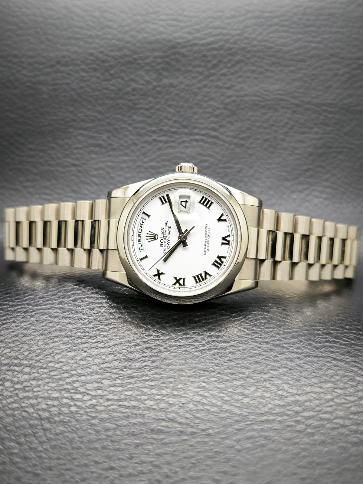 Thumb Day-Date 36 White Gold Fluted / Oyster / White Roman