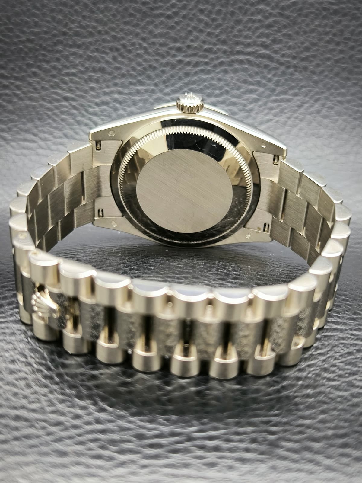 Thumb Day-Date 36 White Gold Fluted / Oyster / White Roman