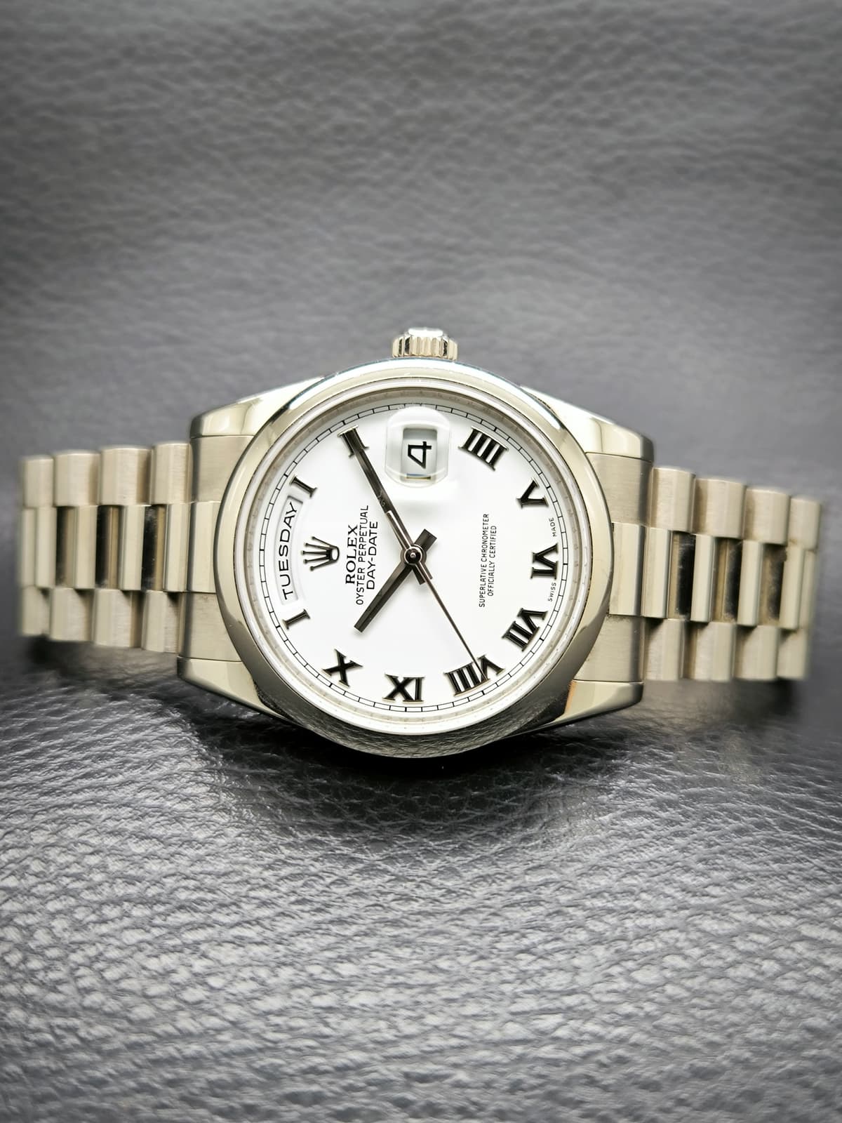 Thumb Day-Date 36 White Gold Fluted / Oyster / White Roman