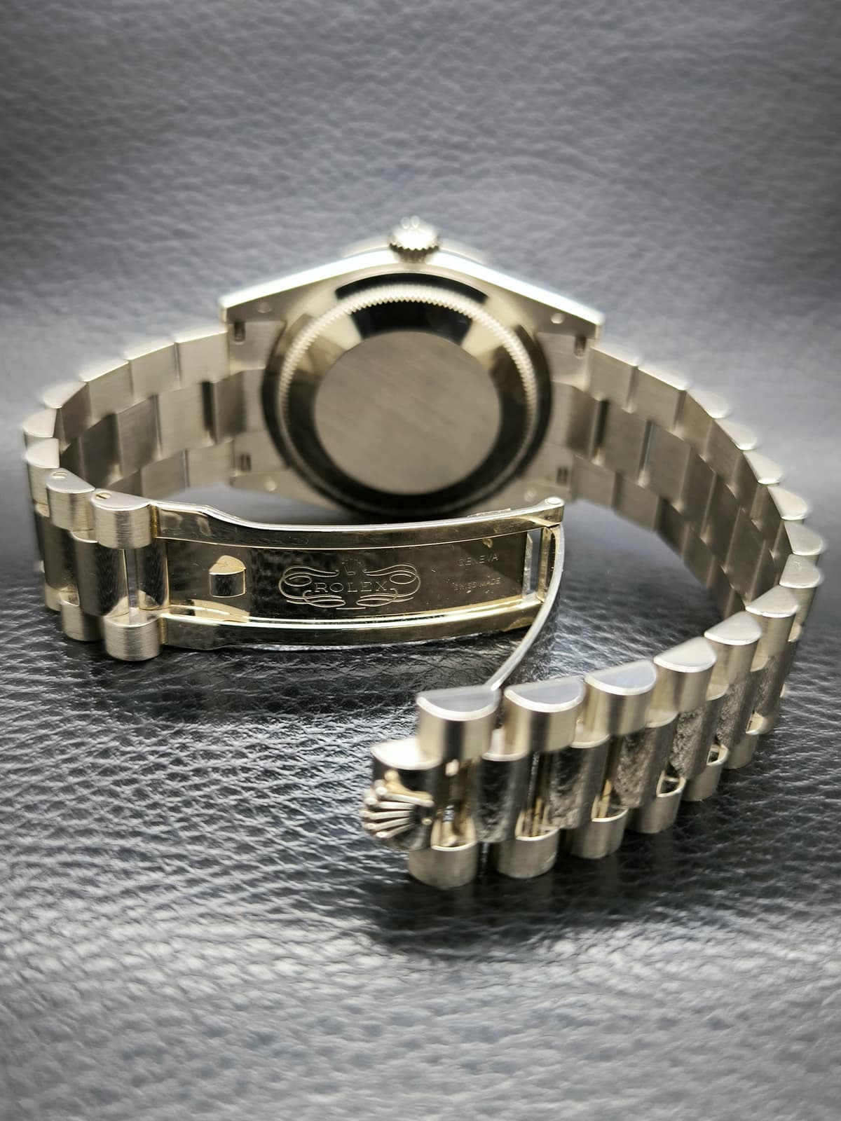 Thumb Day-Date 36 White Gold Fluted / Oyster / White Roman