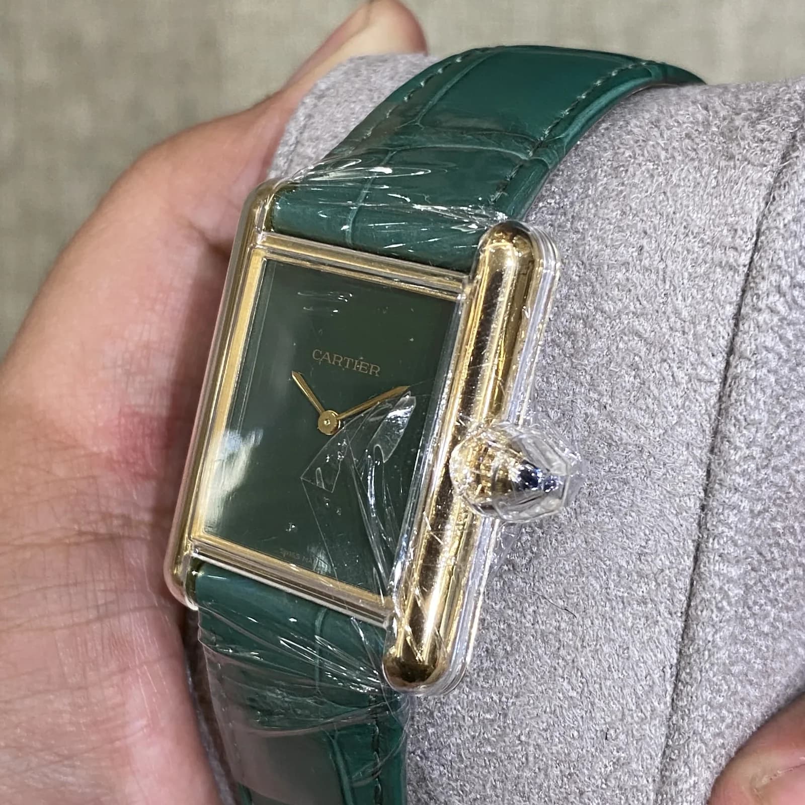Thumb Tank Louis Cartier Large Manual Yellow Gold / Green