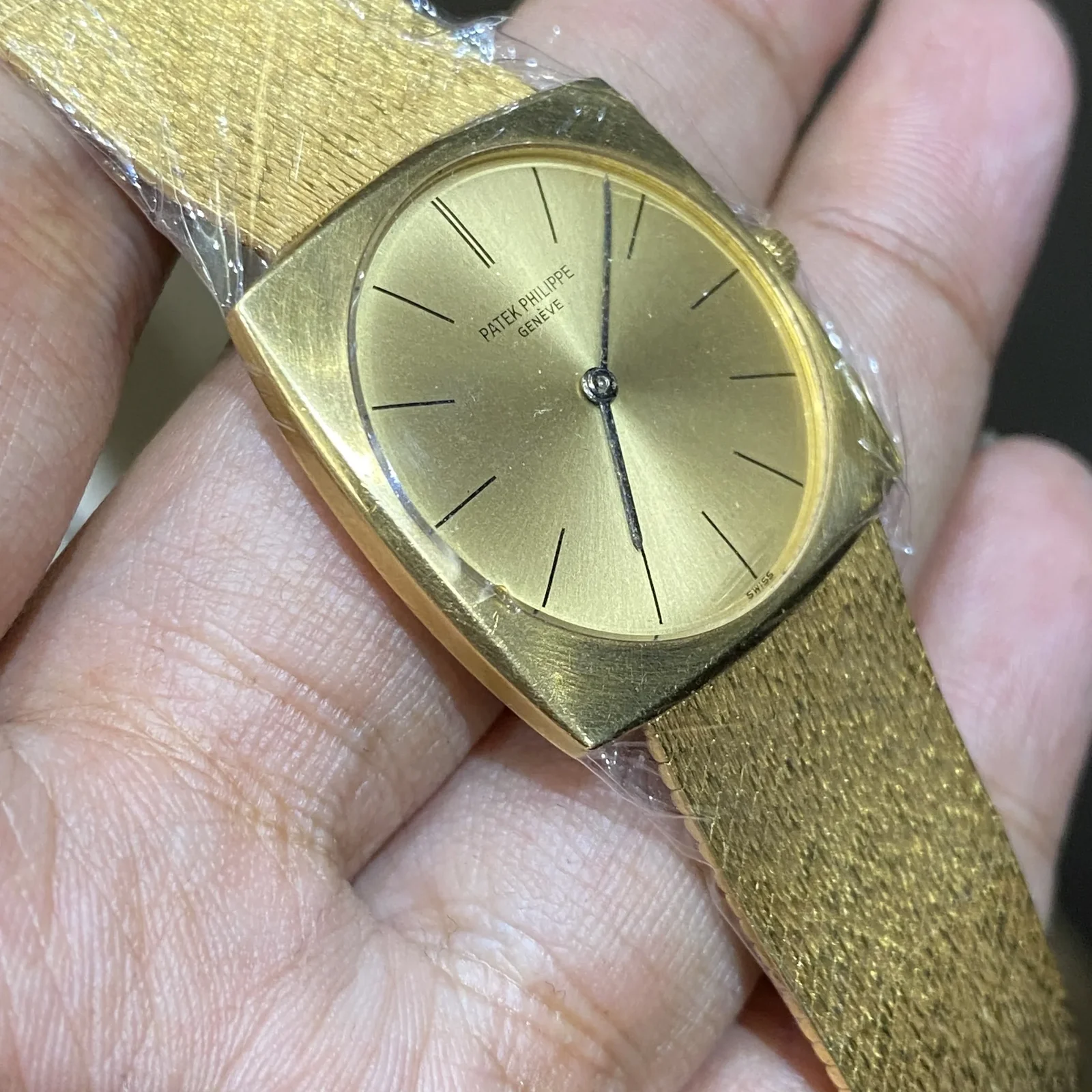 Thumb Square 3523 Cushion Case Manual Winding Yellow Gold