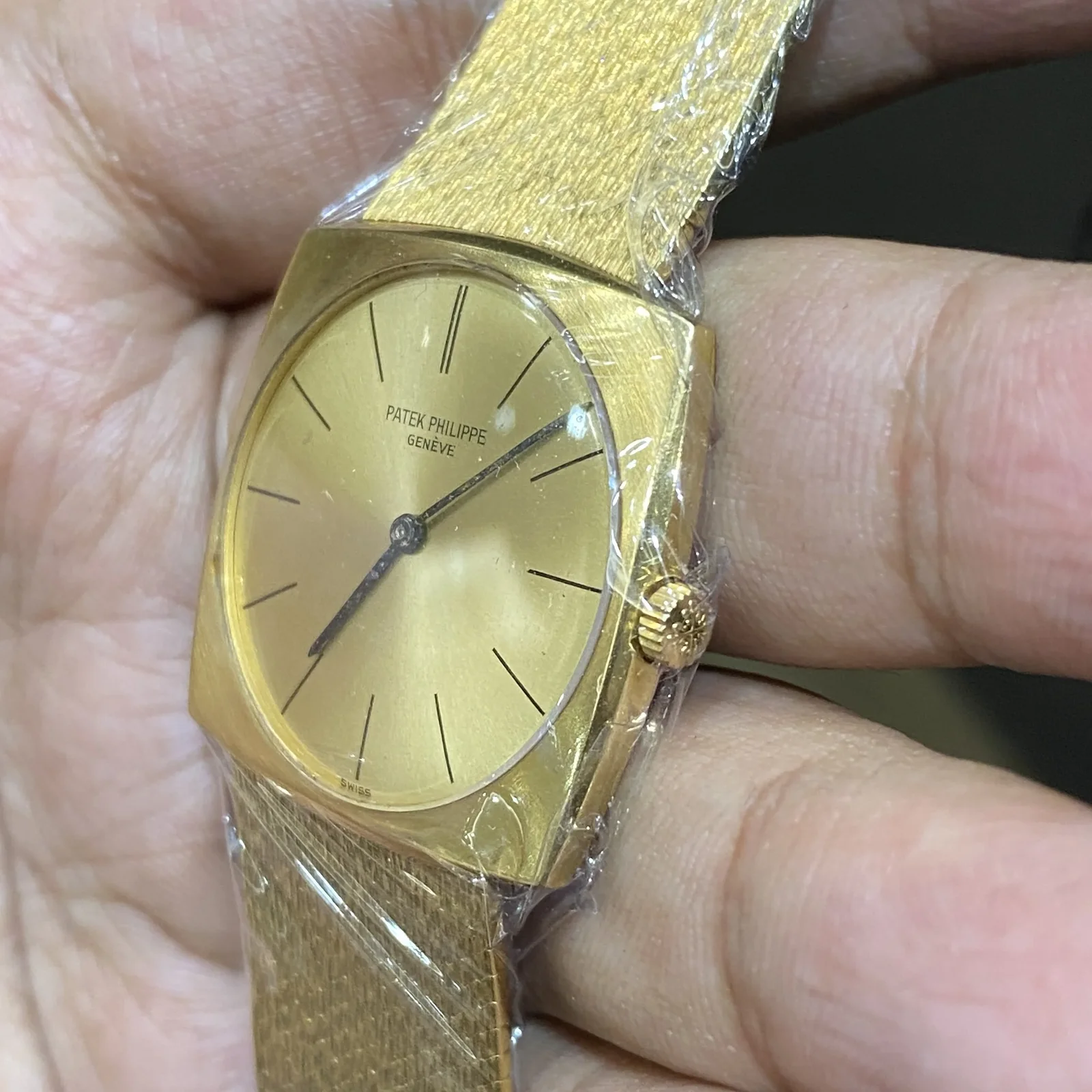 Thumb Square 3523 Cushion Case Manual Winding Yellow Gold