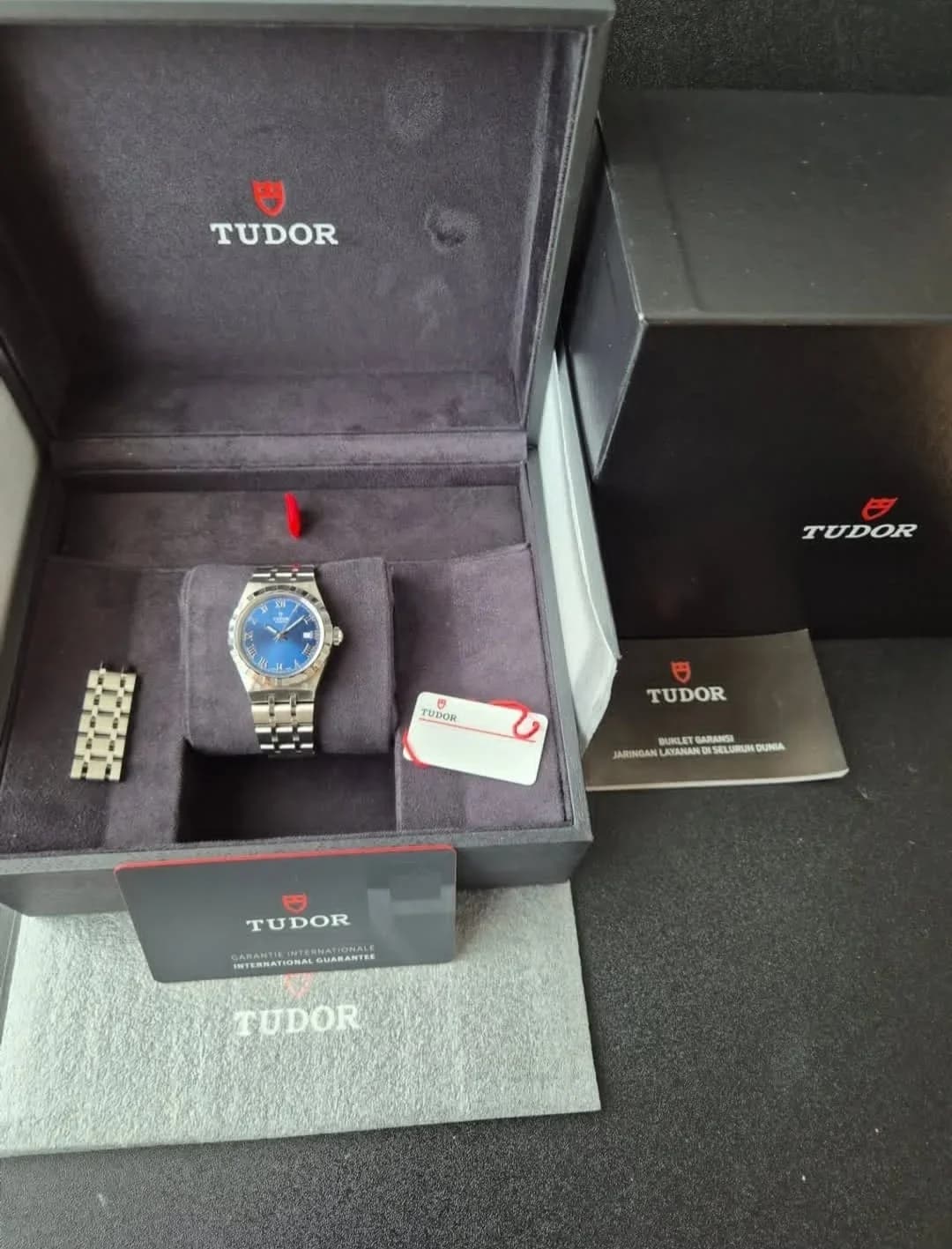 Thumb Royal Date 28 Stainless Steel / Blue - Roman