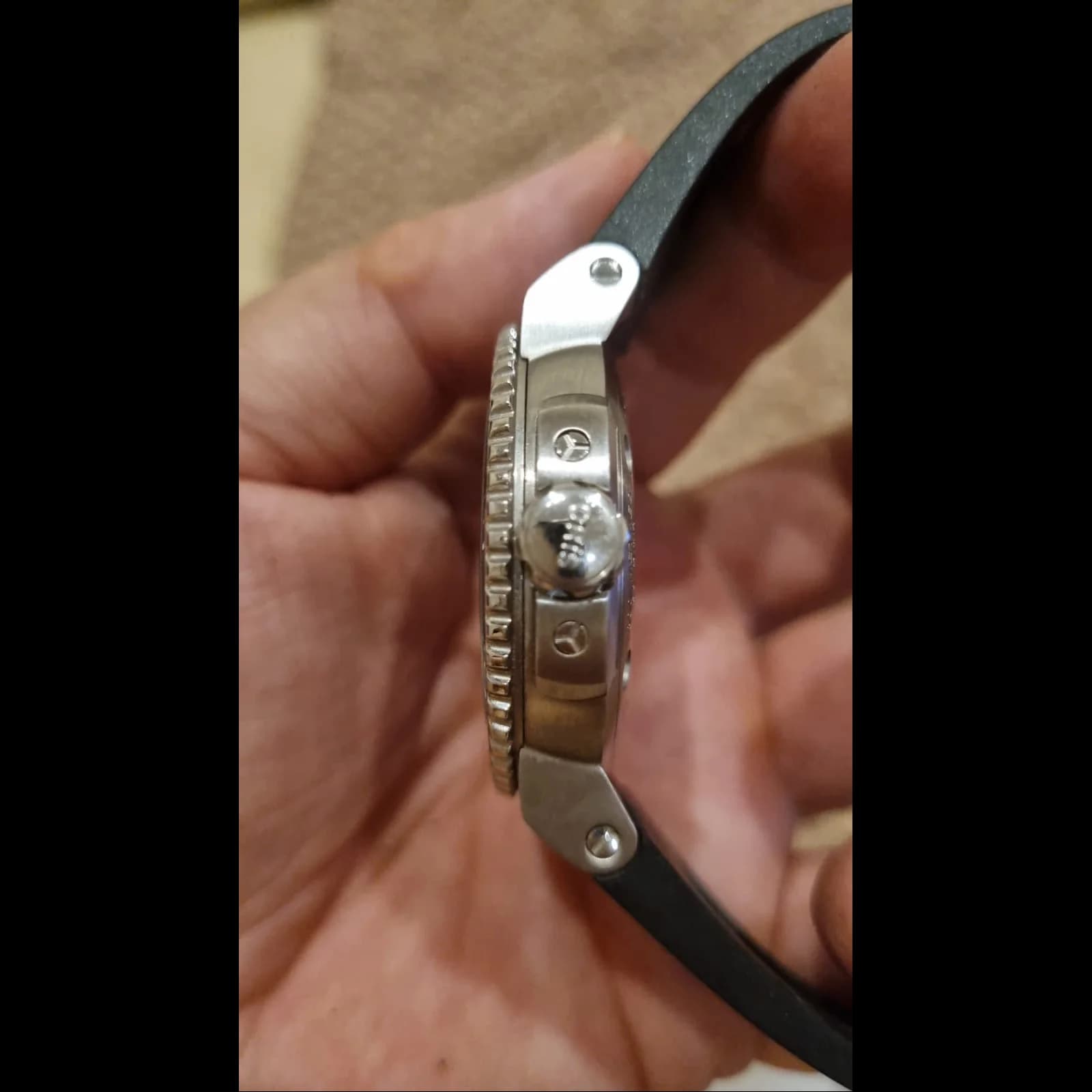 Thumb Aquis Date 43 Stainless Steel / Blue / Rubber