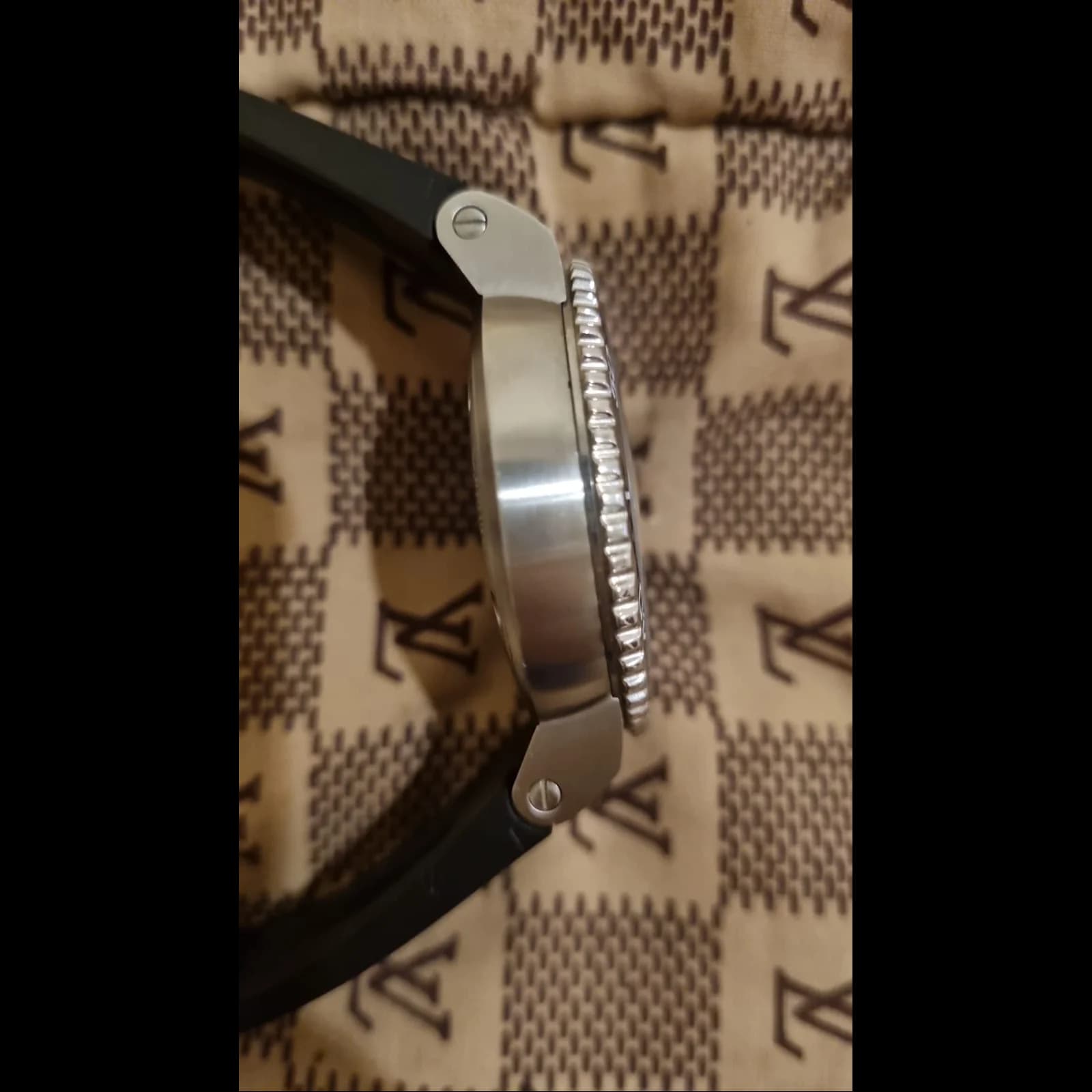 Thumb Aquis Date 43 Stainless Steel / Blue / Rubber
